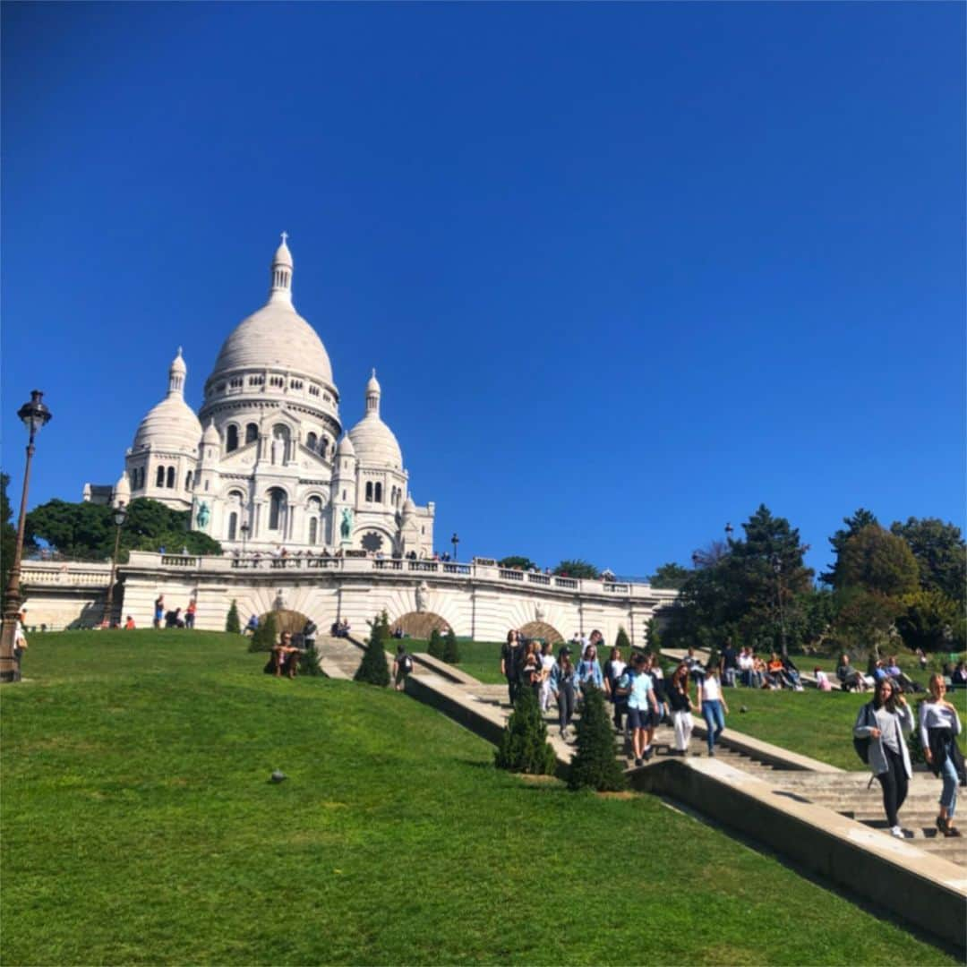 ニコラのインスタグラム：「弾丸Paris〜memories that remain〜 2日目  のんびり起きた朝は湯船をためるところから始まる！ ホテルから1時間強、朝のお散歩もなんのその🚶‍♂️で、たどり着いたのは#モンマルトル #montmartre の街✌︎ 街中には#ムーランルージュ #moulinrouge や#ジュテームの壁 、あと私は見てないけど壁通り抜け男的な人もいるらしいなど、フォトスポットがもりだくさんなのである！ 中でもやっぱりコレだよね！ #サクレクール寺院 #sacrecoeur 青い空に緑の地面、真っ白な寺院が雲のごとくコントラストを生み出してとっても綺麗🥺🥺正面の階段を登っていくと、topからはパリの街が一望できるのです！ 実はここは1日目に行こうかとプランしてたけど、2日目の方がすっっきり晴れるとyahoo ウェザーニュースが教えてくれたので2日目にしたのだ🌟それはそれは大正解すぎた❗️本当にクリアなお天気で綺麗に見渡せたの✌︎ 近くのカフェでラテを飲んでひとやすみしたら、また40minほどお散歩🚶‍♂️どんなに歩いても晴れの日のパリは飽きないんだぁ〜  次にたどり着いたのは#オペラ座 #operagarnier 👹だよ エントランスは写真4枚目みたいな世界観で(好き)よくわからんけどめっちゃオペラ座の怪人観たくなった🥺大昔には見たけど、幼かったから忘れちゃったかなぁ？？ メインの大広場的なところこれはまた細やかな技術の集大成かのような場所。本当に人間の技術ってすごい。。しかも昔の人(？) 本当にこのつたない文章では伝わらないが、凄いんだ❗️❗️ それから#ギャラリーラファイエット #gallerieslafayette という超巨大ファッションモールにお買い物🌟 靴が欲しかったから、鬼ほどイケてるブーツを買えて大満足🌟🌟 屋上のカフェから見える景色も素敵で、エッフェル塔と凱旋門が遠くに見えた！  それから近くで軽くランチを食べて、旅のクライマックス#シャンゼリゼ通り #champselysees へ🌟脳内BGMは ♫オーシャンゼリゼ と♫our last summer シャンゼリゼ通りをウィンドウショッピングしながらお散歩して、ついに#凱旋門 #arcdetriumph とはじめましての瞬間😉 思ったよりデカイのと街の真ん中にドンってあってうけた！  疲れ切ったニコはライアンエアのせいでさらなる疲労困憊でわあったが、最高の旅だった！！！パリが大好きになったどー🌟 ダブリンにいるあいだにもう1回いく！と心に定めた🌟  今回の旅のミッション ⬜︎モナリザに会う ⬜︎エッフェル塔に登る ✅靴を買う ✅赤ワインを飲む ⬜︎クロワッサンを食べる ✅ブラッセリーに行く  #フランス#パリ#paris#更新遅くなっちゃった#bonjour#メルシー」