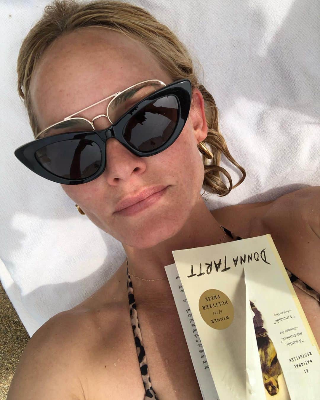 アンバー・ヴァレッタさんのインスタグラム写真 - (アンバー・ヴァレッタInstagram)「Clearly 😉 what I need more than a vacation is a pair of tinted reading glasses. Ps great book “The Goldfinch” by Donna Tartt ⭐️」9月16日 18時52分 - ambervalletta