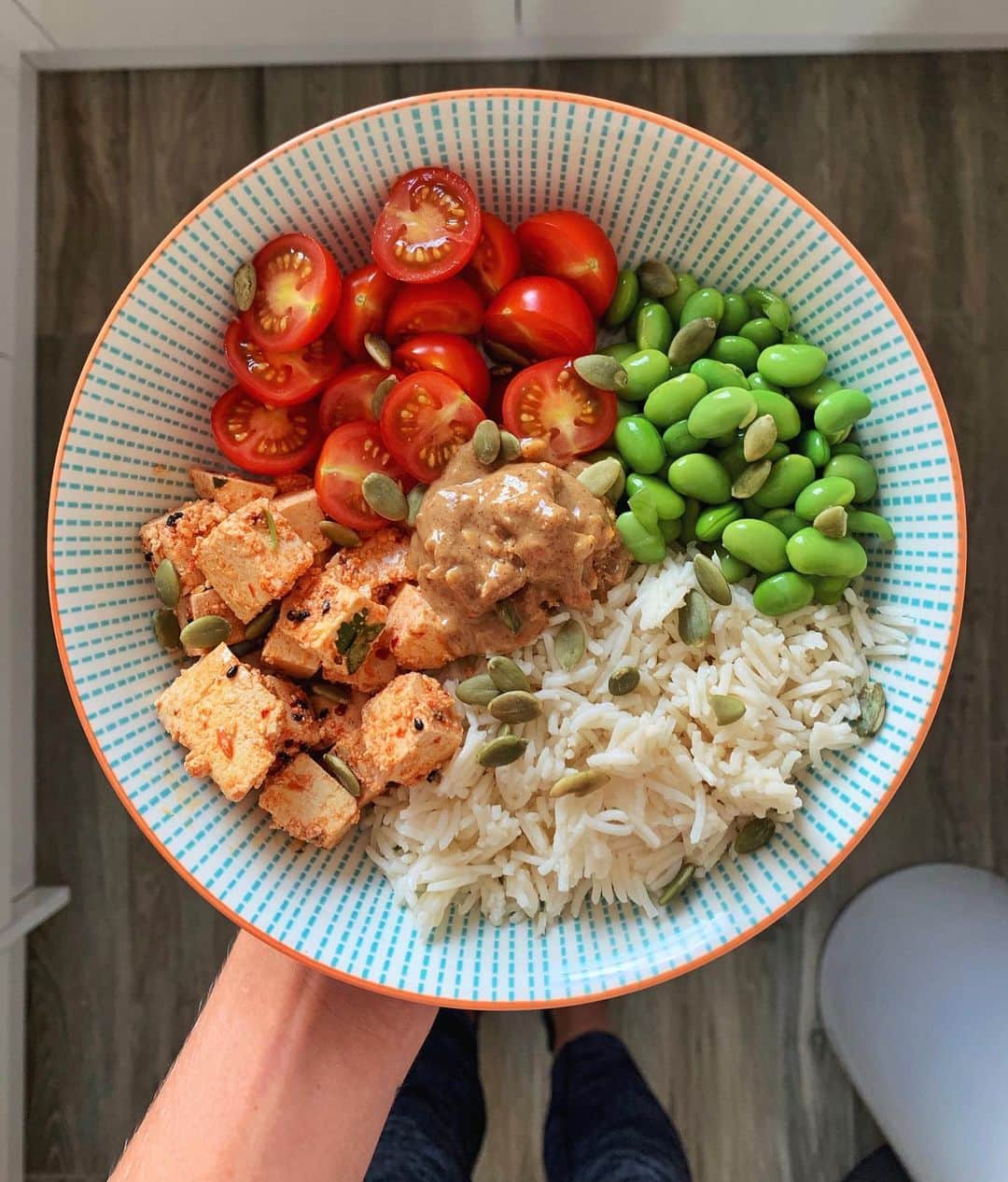 Zanna Van Dijkさんのインスタグラム写真 - (Zanna Van DijkInstagram)「My high protein plant based lunch 🌱 Check out this bowl of organic goodness 😍 It might just look like a regular nourish bowl but in reality every single ingredient is 100% organic 🥳 [ad] Why? I #ChooseOrganic when I can because it supports farming methods which care for the health of our soil and eco systems. There is no magic bullet to tackle climate change and environmental degradation - but the buying decisions we make every day are a powerful form of direct action, and organic is a positive part of the solution 🌎 Here’s what I ate today: ➡️Chilli and garlic tofu ➡️ Basmati rice ➡️ Edamame beans ➡️ British tomatoes ➡️ Pumpkin seeds ➡️ Nutty sauce - made from peanut butter, soy sauce & a dash of lime 😋 This meal has over 30g of protein - who said you couldn’t get strong eating plants? 😝💪🏼 @OrganicUK #Ad #FeedYourHappy #OrganicSeptember #ChooseOrganic」9月16日 18時58分 - zannavandijk