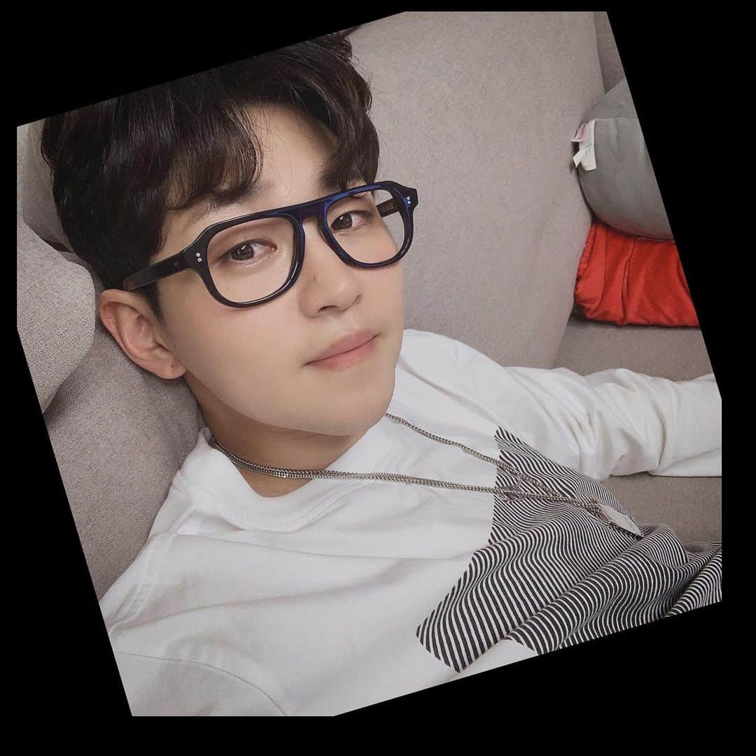 DINDINのインスタグラム：「추석 후 월요병 좀 많이 쎄네;;; 화이팅!!!!!!!! 💪🏼 #딘딘 👓 @cutlerandgrossseoul @reworks120」
