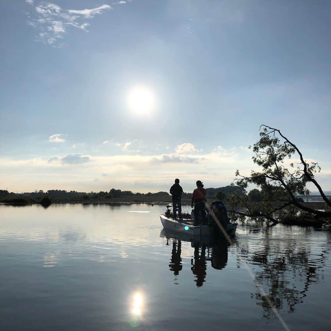 のインスタグラム：「先週末ロケに行ってました🎣 ざあざあ降り曇り空、またざあざあ降りのち快晴の中での釣行で凄い釣りが出来て良かったです😊 ・ ・ ・ #ザヒット #thehit #tv #エバーグリーン #evergreen #ダイワ #daiwa #ゼクーbyジール #zequebyzeal」