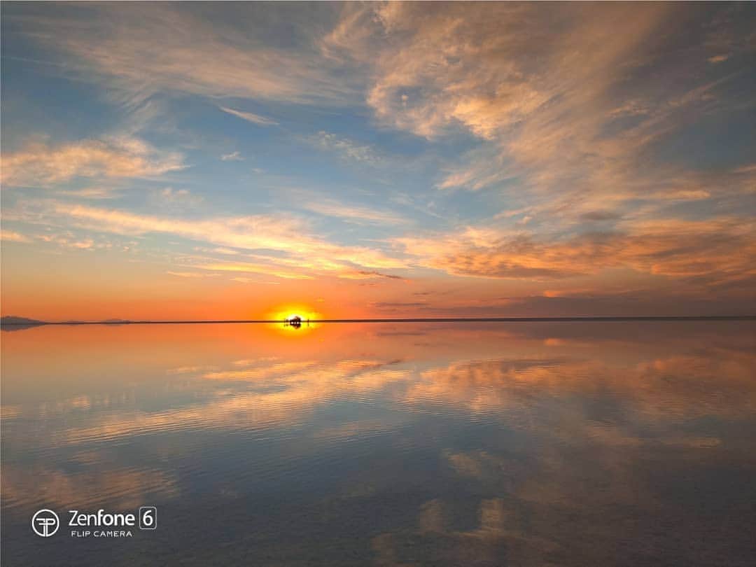 ASUSさんのインスタグラム写真 - (ASUSInstagram)「This Bolivian salt flat seems to mirror the sky perfectly. 😍 ZenFone 6 captured this awe-inspiring shot with just one click in Auto mode!  #ZenFone6 #DefyOrdinary #PhotoTakenWithZenFone6」9月16日 19時07分 - asus