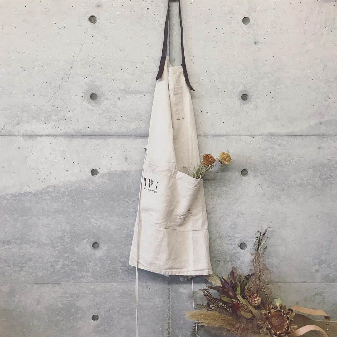 のインスタグラム：「@apolisjapan ×@willgarden_official のコラボエプロン 。  生地は、こだわりのインポートを使用して、首回りはレザーのデザインになっています。 こちらの商品は、APOLIS FLOWER MARKETにて販売いたします。 期間:9月19日〜9月30日  #apolisjapan #willgarden」