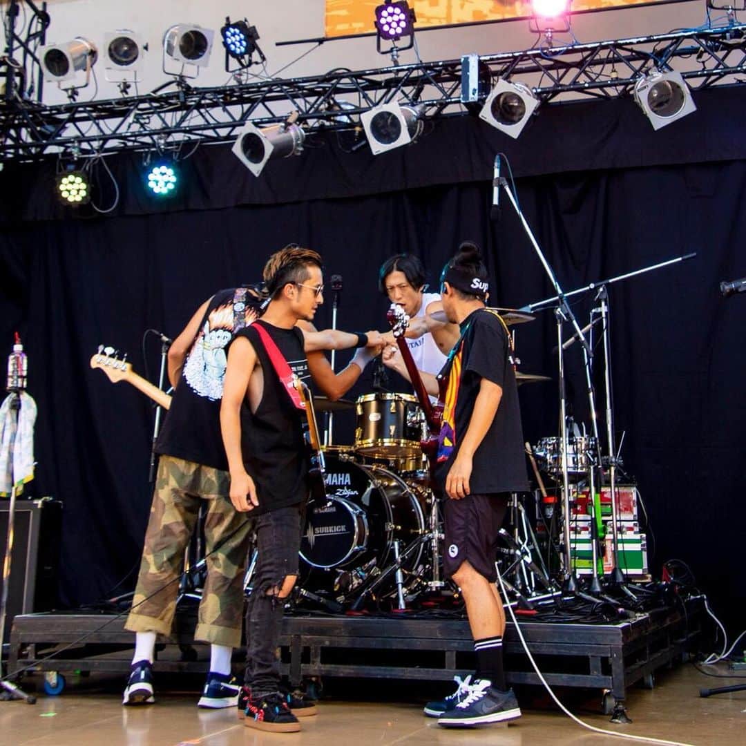 Bunta のインスタグラム：「マスコロ🔥🔥🔥 📷: @tuttini  #totalfat #マスコロ #drumforhappy ＃drums #drumer #シャクれドラマー #カップ叩くの難い #野外のライブはスネアをガッツリ鳴らしきれる感じが気持ちいい」