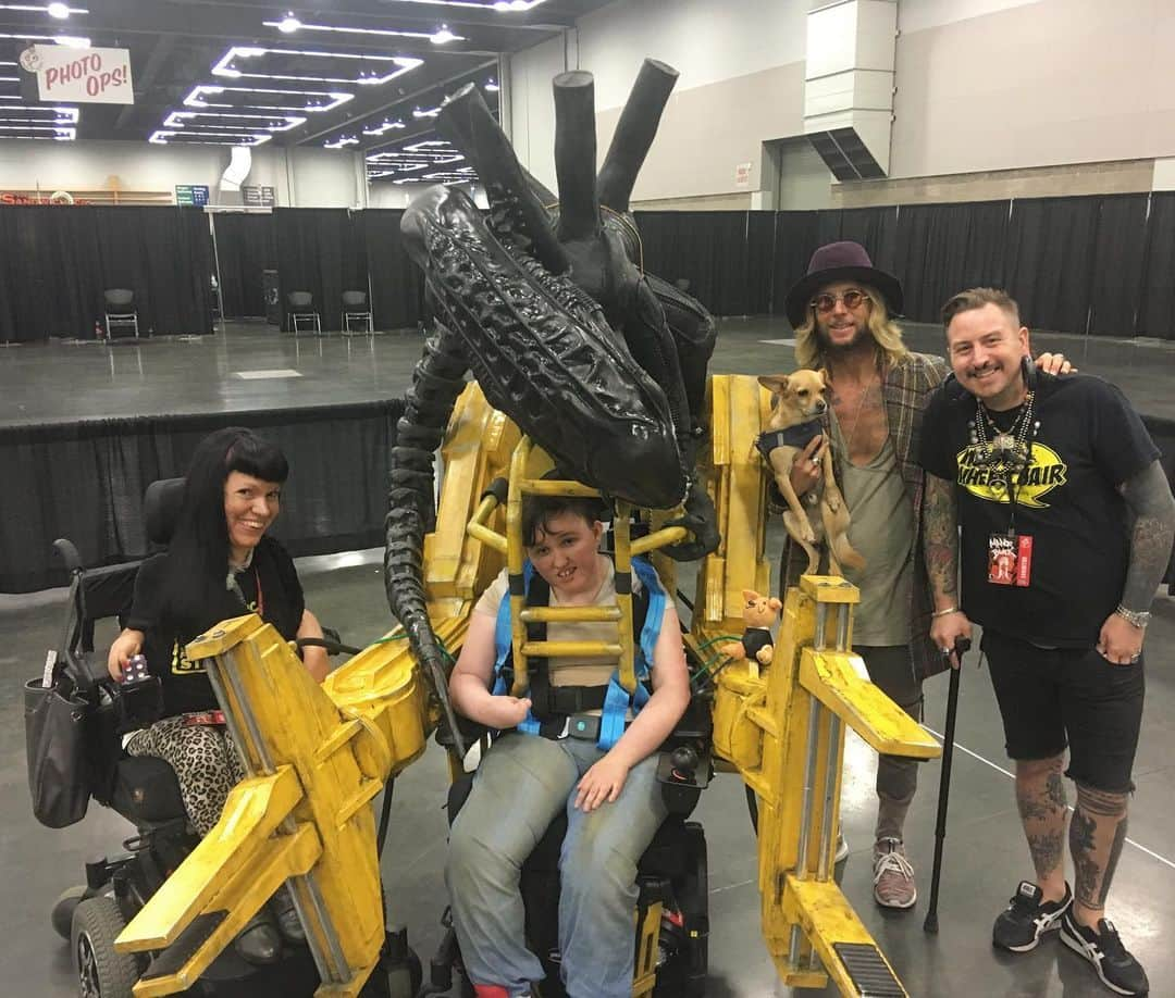 グレッグ・サイプスさんのインスタグラム写真 - (グレッグ・サイプスInstagram)「Everything is good in the world at a comic con! Pure magic at @rosecitycc with the @magicwheelchair team! Please donate to #magicwheelchair! 💚」9月16日 10時19分 - gregcipes