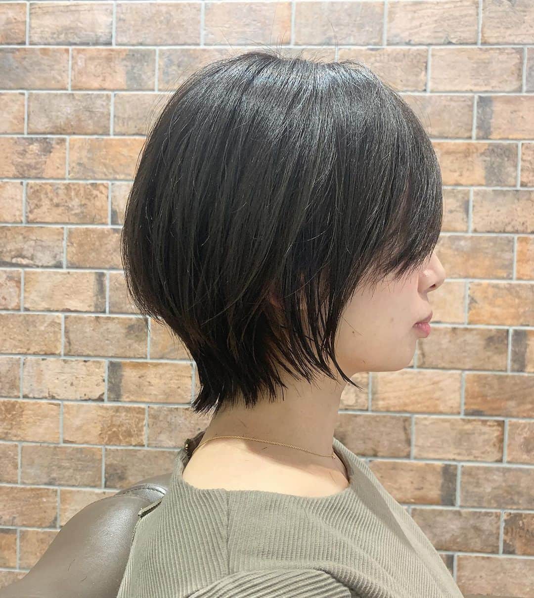 鮫島邦明のインスタグラム：「ショートヘア アンニュイな長さ^_^ #ハイライト #アッシュカラー #梅田美容室 #梅田美容院 #ヘア#梅田ヘアスタイル #髪型 #ヘアセット #ヘアメイク #キラ水 #グラデーション #ホリスティックカラー #ヘアアレンジ #アレンジ #就活 #美容学生 #美容専門学校#gu #snidel #梅田美容師 #モデル #サロンモデル #サロモ #ヘアカタ #ショートヘア#ショート #aujua --------------------------------------. 梅田と東京出店を計画中 スタッフ募集中メッセージくださいね★ AVANCE.CROSStuin梅田茶屋町 TEL06-6377-7211 AVANCE.CROSSmel c西梅田 TEL06-6348-2050 gif.hair TEL06-6377-7277 AVANCE.京橋 TEL06-6356-1555」