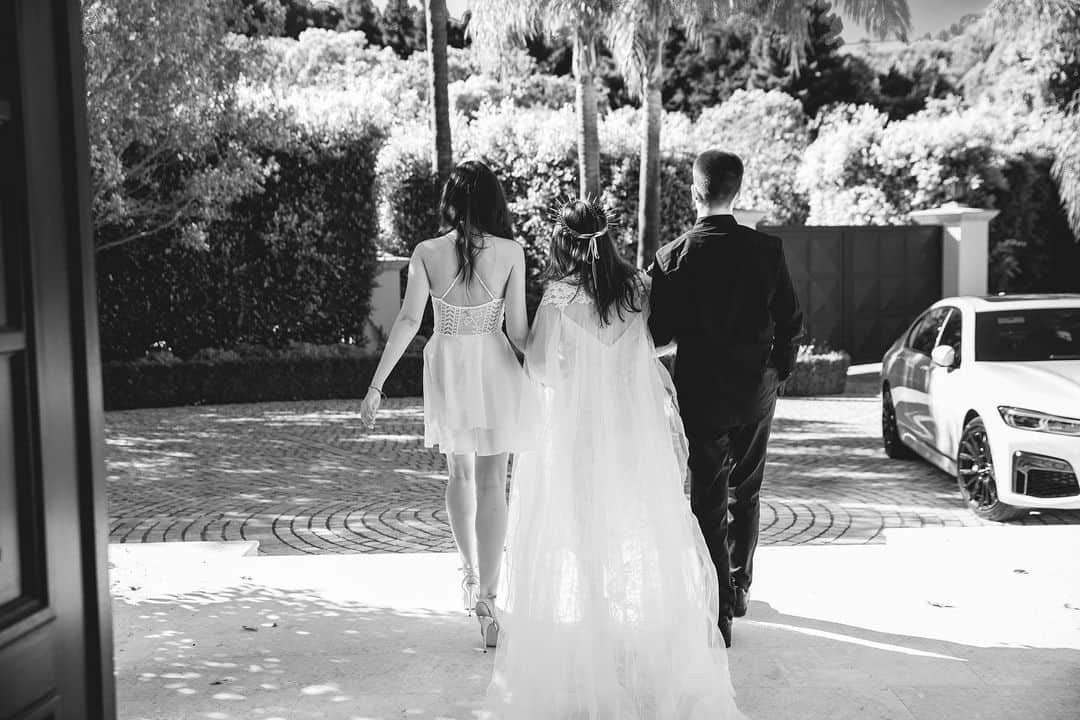 ホリー・マリー・コームズのインスタグラム：「First ceremony. Yes we managed to pull of a secret one. Well actually it was 3 because ... you know ... it seems to be my lucky number. In so many ways. #powerof3 #hollysmagicmike」