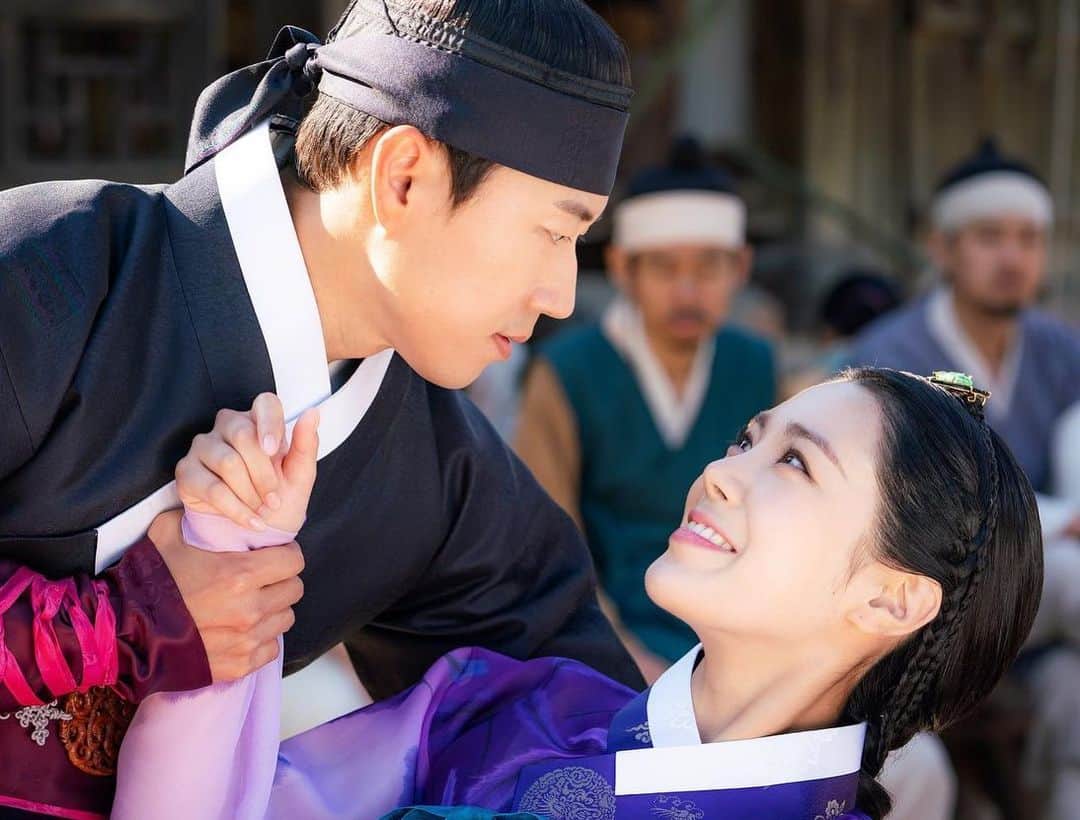 リジ のインスタグラム：「Jtbc의 새 월화극 ‘조선혼담공작소 꽃파당’에 ‘이낭자’역으로 특별 출연하게 되었어요! 오늘16일 밤 9시 30분 첫방송이에요💜🙏🏻 기대많이해주세요🥳 💄 @minjj_」