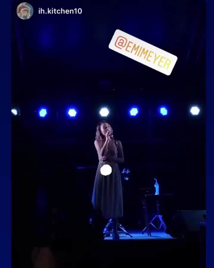 エミ・マイヤーのインスタグラム：「Thank you to all the fan videos from Saturday! It helps me relive the moment, it was such a lovely night 💕沢山のビデオをありがとうございます。いつもみなさまの暖かい応援に支えられています！」