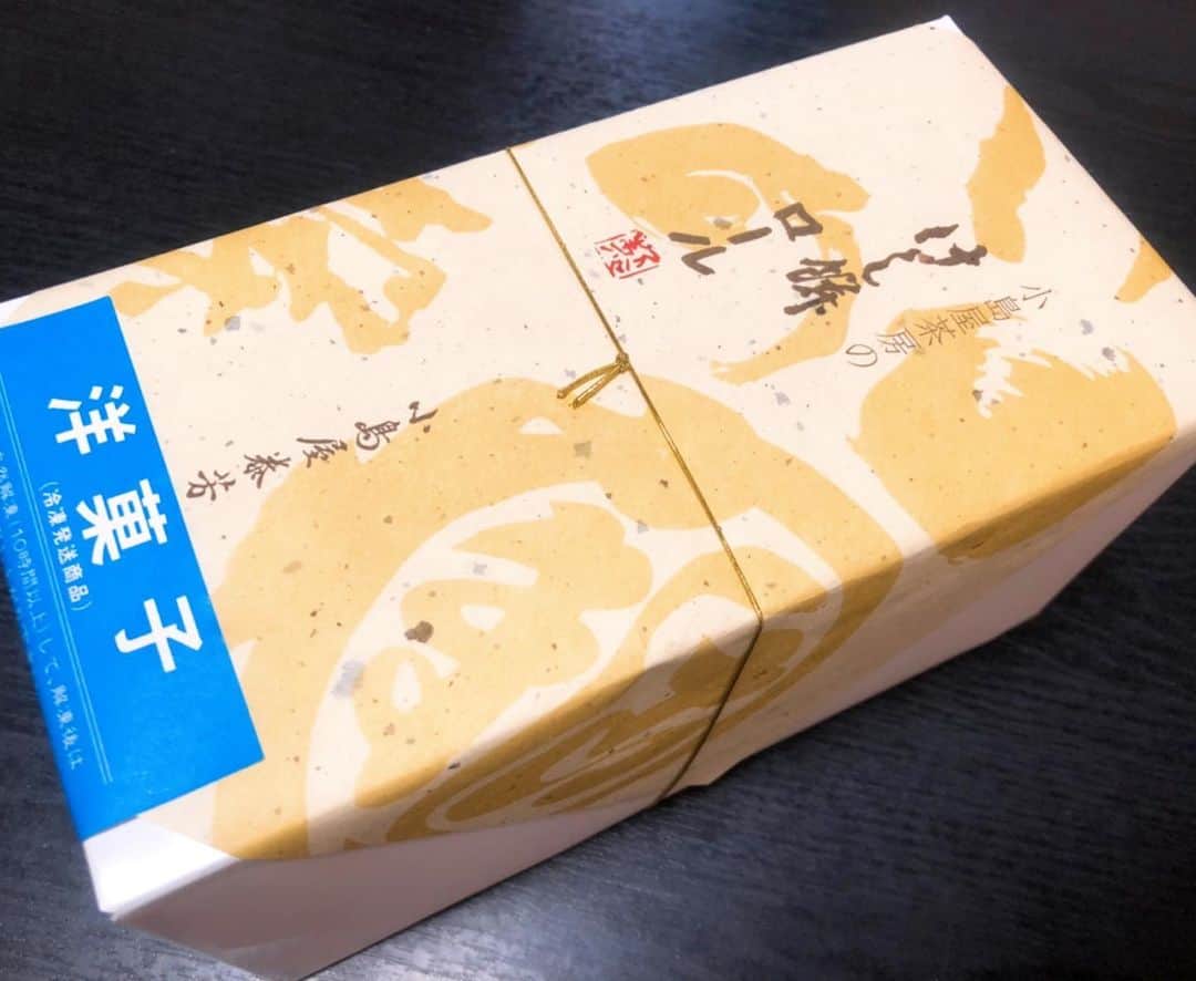 とぎもちさんのインスタグラム写真 - (とぎもちInstagram)「♡ 日本でお取り寄せした小島屋茶房さんのけし餅ロール💕  ロール生地ふわっふわで中の生クリームもなめらか🤤💓💓 お餅もあんこもトロける最高に美味しかった😂💓 これはお取り寄せ必須！！すごくおすすめです😍✨ ♡ #けし餅ロール #小島屋茶房 #小島屋けし餅 #けし餅ロールケーキ #けし餅 #日本 #お取り寄せ #お取り寄せスイーツ #お取り寄せグルメ #케시모치롤 #케시모치 #먹스타그램 #토기모치 #とぎもち #とぎもちkorea #토기모치mukbang #먹방 #유튜버 #유튜브」9月16日 10時47分 - togistagram