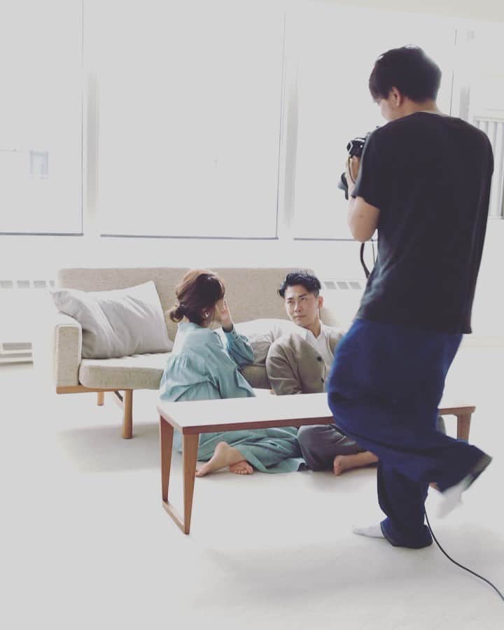 近藤千尋のインスタグラム：「三連休最終日ですね🤰❤️ 引きこもっていたおかげで 娘ちゃんの風邪もよくなりました🤮✨ 季節の変わり目、皆さんも お気を付けて😷😷😷😷❤️ 撮影の裏側はこんな感じです。笑 ひーぼぉくんは二重👁にして キメキメでした💁‍♀️笑  リアルにお昼寝している娘と撮ったり 楽しかったな~❤️🥺 #たまごクラブ #10月号是非ご覧ください」