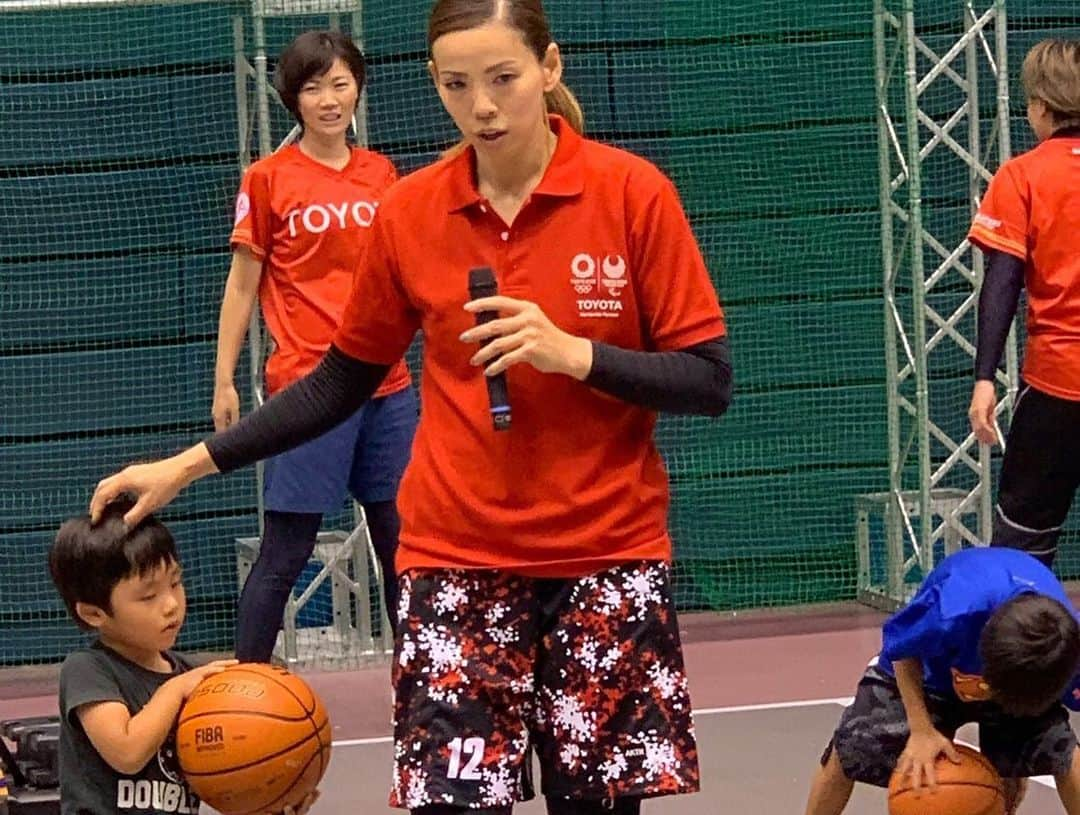 矢野良子さんのインスタグラム写真 - (矢野良子Instagram)「みんなのカローラまつり in アスティー徳島  昨日は地元、徳島で行われた カローラ徳島さんのイベントに参加  5年連続7回目の開催されている 『みんなのカローラまつり』  今年は総勢1万人の参加になった様です  田舎で1万人の参加って めちゃくちゃ凄い事だと思います‼️ . . . その中で私は子供達に バスケを体験して貰いました  とにかく可愛かった❤️ . . . #みんなのカローラまつり #アスティー徳島 #カローラ徳島 #トヨタ自動車  #トヨタ自動車アンテロープスOG #バスケットボール#basketball#3x3 #矢野良子」9月16日 10時58分 - ryo_yano12