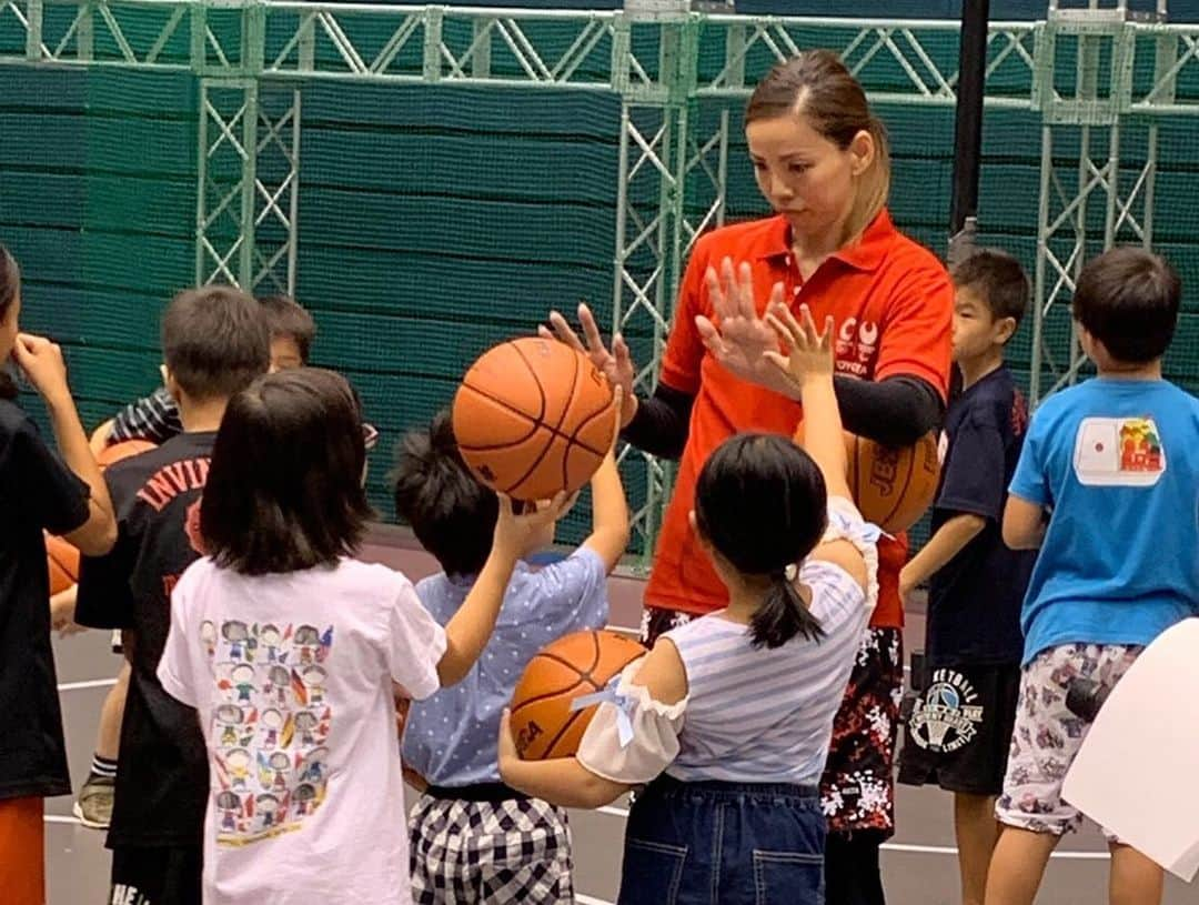 矢野良子さんのインスタグラム写真 - (矢野良子Instagram)「みんなのカローラまつり in アスティー徳島  昨日は地元、徳島で行われた カローラ徳島さんのイベントに参加  5年連続7回目の開催されている 『みんなのカローラまつり』  今年は総勢1万人の参加になった様です  田舎で1万人の参加って めちゃくちゃ凄い事だと思います‼️ . . . その中で私は子供達に バスケを体験して貰いました  とにかく可愛かった❤️ . . . #みんなのカローラまつり #アスティー徳島 #カローラ徳島 #トヨタ自動車  #トヨタ自動車アンテロープスOG #バスケットボール#basketball#3x3 #矢野良子」9月16日 10時58分 - ryo_yano12