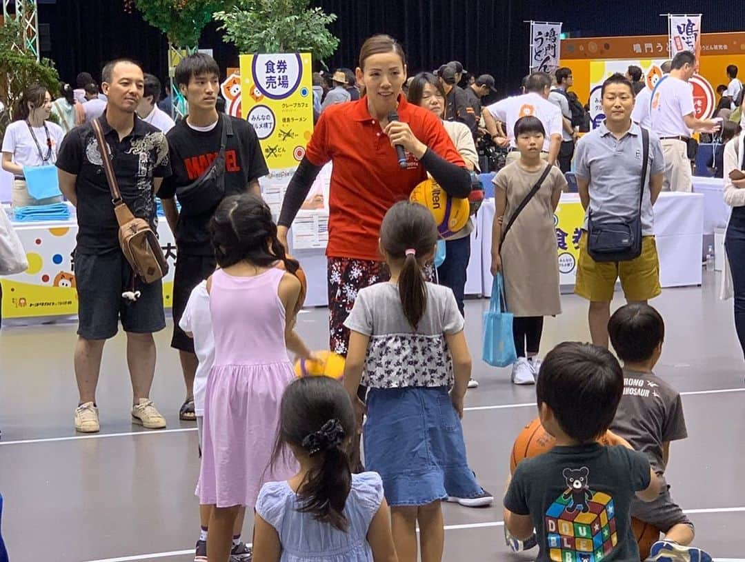 矢野良子さんのインスタグラム写真 - (矢野良子Instagram)「みんなのカローラまつり in アスティー徳島  昨日は地元、徳島で行われた カローラ徳島さんのイベントに参加  5年連続7回目の開催されている 『みんなのカローラまつり』  今年は総勢1万人の参加になった様です  田舎で1万人の参加って めちゃくちゃ凄い事だと思います‼️ . . . その中で私は子供達に バスケを体験して貰いました  とにかく可愛かった❤️ . . . #みんなのカローラまつり #アスティー徳島 #カローラ徳島 #トヨタ自動車  #トヨタ自動車アンテロープスOG #バスケットボール#basketball#3x3 #矢野良子」9月16日 10時58分 - ryo_yano12