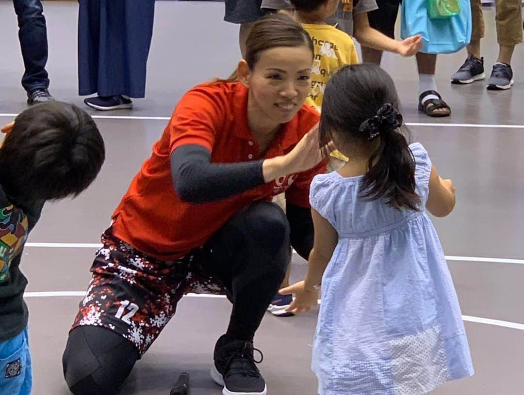 矢野良子さんのインスタグラム写真 - (矢野良子Instagram)「みんなのカローラまつり in アスティー徳島  昨日は地元、徳島で行われた カローラ徳島さんのイベントに参加  5年連続7回目の開催されている 『みんなのカローラまつり』  今年は総勢1万人の参加になった様です  田舎で1万人の参加って めちゃくちゃ凄い事だと思います‼️ . . . その中で私は子供達に バスケを体験して貰いました  とにかく可愛かった❤️ . . . #みんなのカローラまつり #アスティー徳島 #カローラ徳島 #トヨタ自動車  #トヨタ自動車アンテロープスOG #バスケットボール#basketball#3x3 #矢野良子」9月16日 10時58分 - ryo_yano12