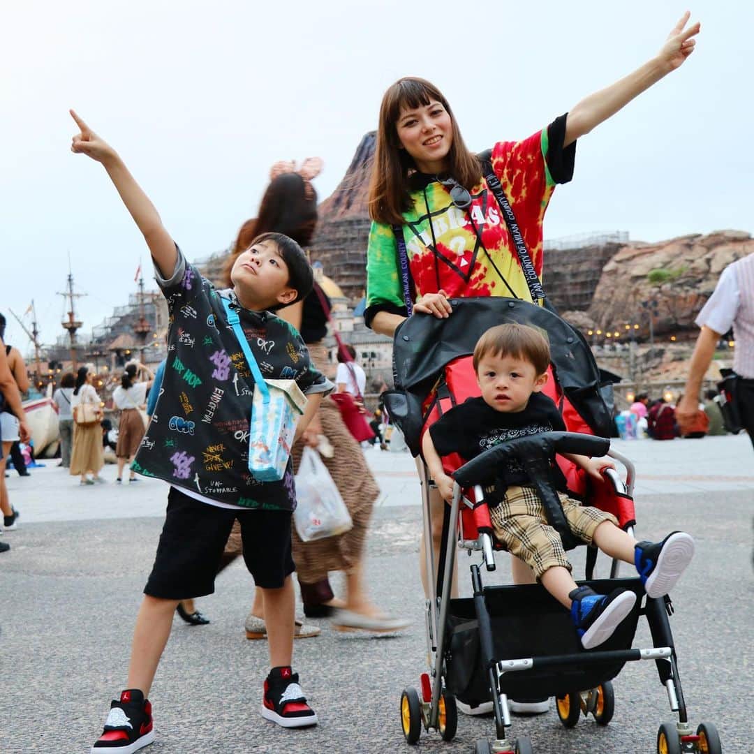 のインスタグラム：「昨日から久しぶりのディズニーに急遽来てます\(//∇//)\ いおりくんには内緒でサプライズしました☆ 視聴者様ともたくさんお会いできて嬉しかったです♪ Yeahーーー！！ #いおりくんtv #しぃしぃtv #ディズニー #ディズニーシー #disneysea #disney #笑顔 #楽しい #幸せ #最高 #ディズニーハロウィン #ディズニーハロウィン2019 #家族 #可愛い #かわいい #ディズニー好き」