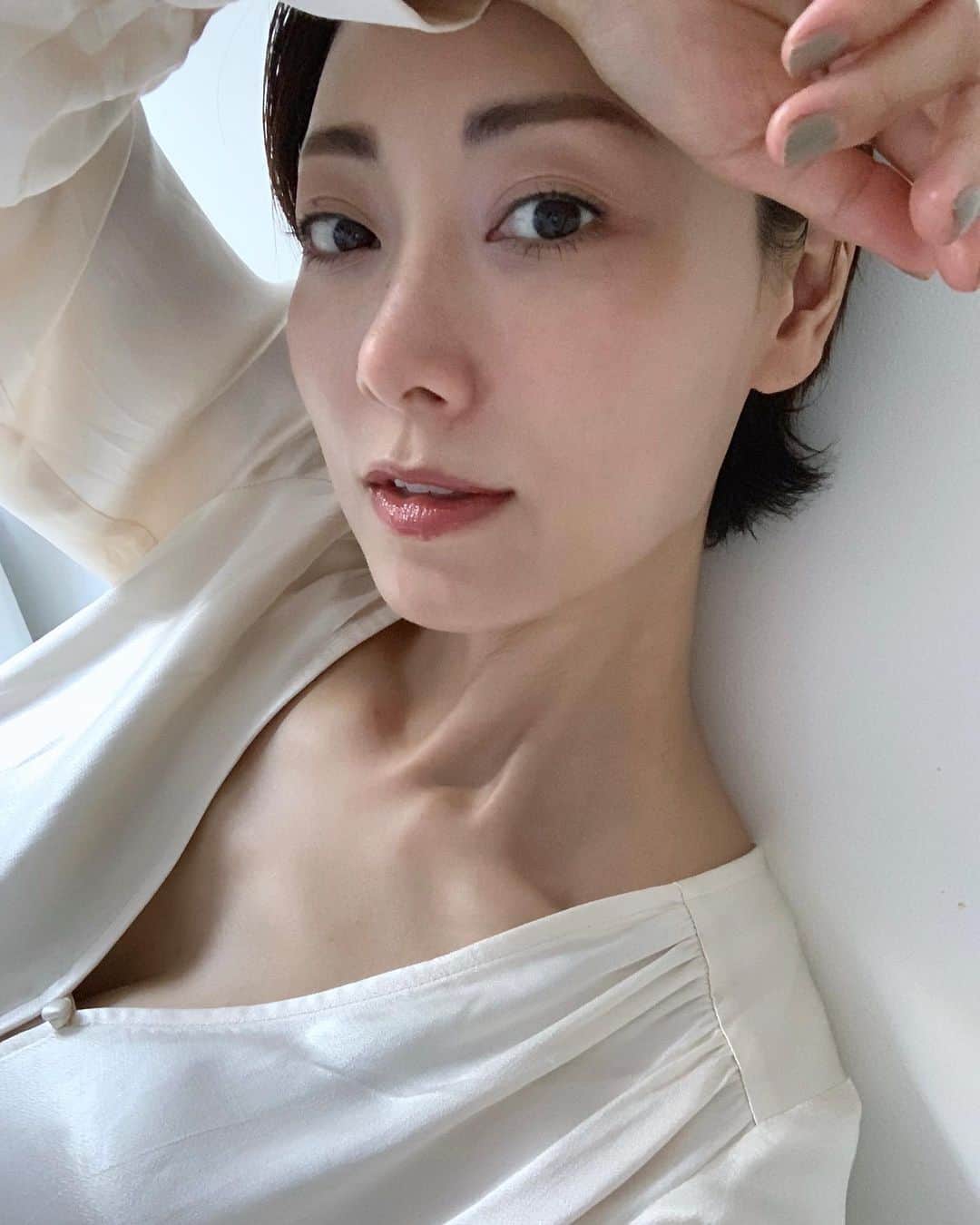 大塚良子のインスタグラム：「. ワンオペの疲れを癒すべく行きたかったナチさんのフェイシャルトリートメント @mist_beauty へ。  たっぷり2時間のお任せコースでは日本帰ったら皮膚科で取らなきゃなと思ってた稗粒腫を全て綺麗に取ってくれてスッキリ、くすんだ顔色が蘇った。ハンドマッサージも最高に気持ちよく心身共に癒された至福タイムでした。 @makiryoke さん紹介ありがとう♡  #nyc #nyspa #beautyspa #newyorklife #manhattan #microcurrent #handmassage #海外育児 #海外子育て #ニューヨーク」