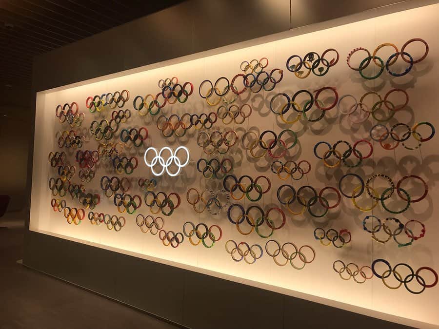 八木沼純子さんのインスタグラム写真 - (八木沼純子Instagram)「14日にジャパンオリンピックミュージアムがオープンしましたね！ 一足先にJOC委員会の後、見学ツアーに参加してきました。 新宿区の小学校の生徒さん達が作ったオリンピックマークたちに迎えられての入り口から。。。 2階にはオリンピックの歴史を知ることはもちろん、それぞれのオリンピックトーチが飾られ、実際に自身でもジャンプ、シンクロ、スロー、バランスなど体験するスペースも。自分が飛んだ高さだと、女子のなになにの高さくらい。。などなど比較して教えてくれます😊 ゲーム感覚で楽しめるので、 子供たちはもちろんのこと大人も存分に🤗そして勉強になます！ また、これまで夏冬オリンピックに出場した選手全員の名前が刻まれたプレートも。 一度ぜひ足を運んでみてください！ ・ ・ #オリンピックミュージアム  #ジャパンオリンピックミュージアム  #オリンピックの歴史  #それぞれの競技の一言ポイントも #1964年の東京五輪メダルのレプリカも #意外と手に収まるサイズ #みんなで楽しめる  #カフェスタンドもありますよ #japanolympicmuseum #tokyo #tokyoolympics #sendagaya #grandopen #sports #funolympics #1yearleft #tokyoolympic2020」9月16日 11時26分 - junko_yaginuma