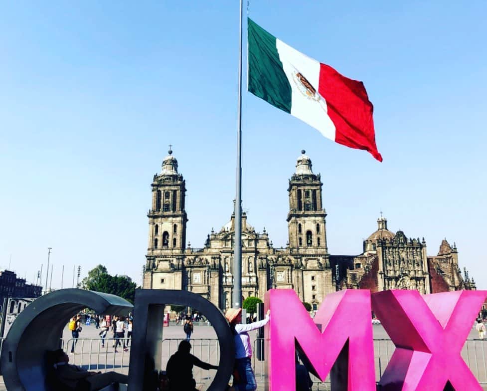 下田美馬のインスタグラム：「9.16 メヒコ 独立記念日 国を挙げてお祝いする 1年で1番盛大に盛り上る日🎉  街はメヒコカラー一色 歓喜の叫び VIVA MEXICO 🇲🇽 私が愛して止まない国 大切な家族と仲間の国💛」