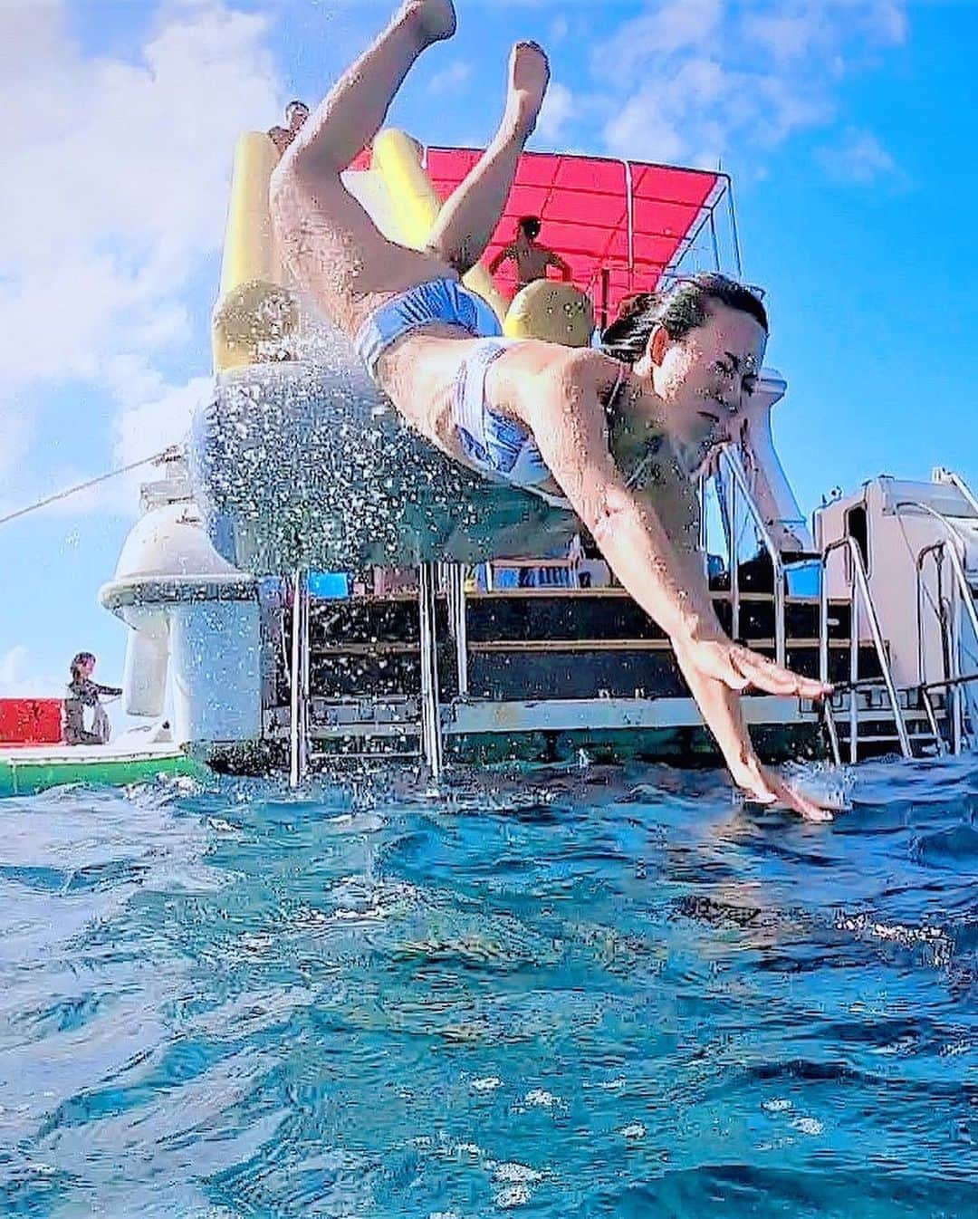 長嶺菜菜子さんのインスタグラム写真 - (長嶺菜菜子Instagram)「コントラストえぇ感じ🤙👙🏝﻿ @yamatem  @ayaca.1224 ﻿ ﻿ 沖縄﻿ 慶良間諸島🐠﻿ ﻿ ﻿ 沖縄の海の色 ﻿ ほんっとにため息でる綺麗さ🥺🙏﻿ ﻿ ﻿ ﻿ ﻿ にしても私のデコの広さな🧐﻿ 他の2人の顔が小さい💩﻿ ﻿ ﻿ @marinehouse_seasir_official ﻿ ★------------------------------------------------☆﻿ #沖縄人 #うちなんちゅ﻿ #八重歯 #でこっぱち﻿ #海遊び﻿ #慶良間諸島 #海﻿ #沖縄の海﻿ #慶良間ブルー﻿ #海ダイブ滑り台﻿ #頭から滑り台滑ったった #シュノーケル #ダイビング ﻿ #ジェットスキー﻿ #シーサー那覇﻿ #エメラルドブルー﻿ #エメラルドグリーン﻿ #ボヤジンフォトコン秋2019 #アソビュー」9月16日 11時45分 - na7co0422