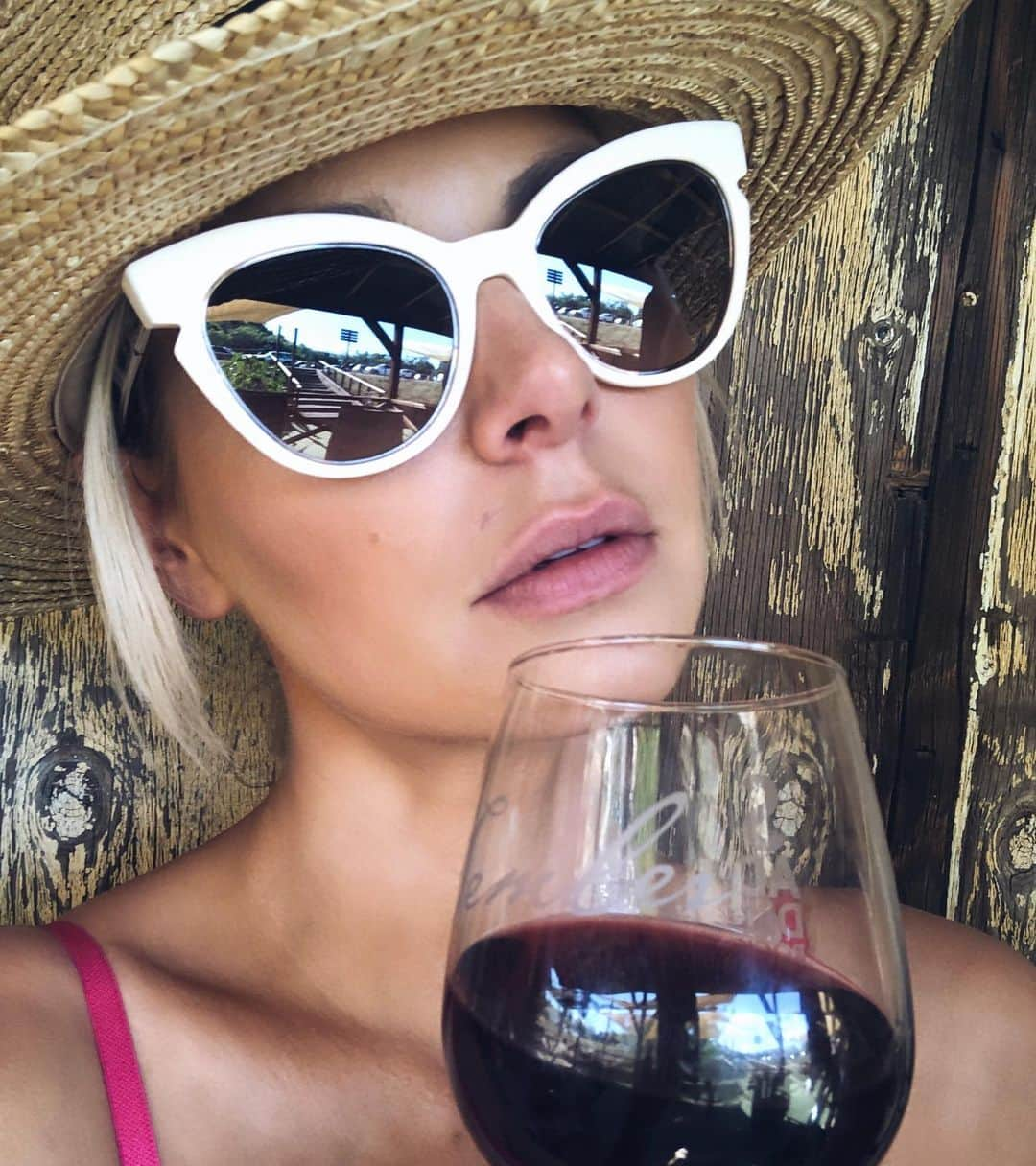 アリアナ・マディックスさんのインスタグラム写真 - (アリアナ・マディックスInstagram)「is she gonna drink the damn wine or just take a bunch of pics with it?- everyone around me, probably 🍷 cheers to sunday and a new week tomorrow!」9月16日 11時40分 - arianamadix