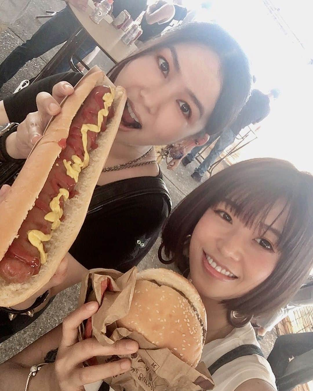 範田紗々さんのインスタグラム写真 - (範田紗々Instagram)「今年も坂井里会ちゃんに誘ってもらって 横田基地友好祭へ♫ ハンバーガーおっきい ホットドック長すぎ！ #横田基地友好祭2019  #坂井里会 #範田紗々」9月16日 11時41分 - handa_sasa