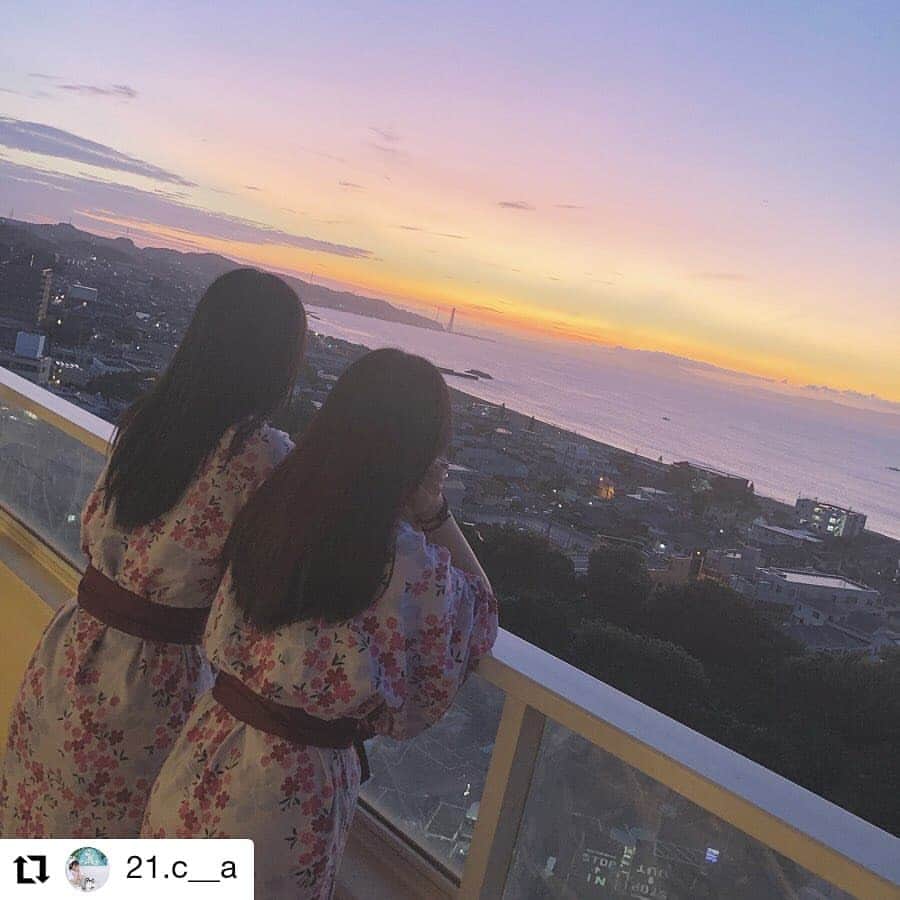 のインスタグラム：「@21.c__a さんの投稿です。 客室ベランダからの朝焼けがきれいですね🌅 美しい海と空を見ながらお二人でどんな言葉を交わしたのでしょうか。素敵な写真をありがとうございました✨ 皆さんも天気の良い日はぜひ早起きしてこの素晴らしい景色をご覧くださいね。 . #朝日 #朝陽 #日の出 #朝焼けの空 #朝焼けハンター #ダレカニミセタイケシキ #ファインダー越しの私の世界 #東京カメラ部 #写真好きな人と繋がりたい #浴衣女子 #東京湾 #ベランダからの景色 #空 #朝活 #igで繋がる海 #海好きな人と繋がりたい #バルコニー #幸せな時間 #癒し時間 #三浦半島いいところ🙌 #三浦海岸 #三浦 #三浦市 #マホロバマインズ #maholovaminds #マホロバケーション #神奈川観光 #三浦半島 #マホロバ #マホロバマインズ三浦」