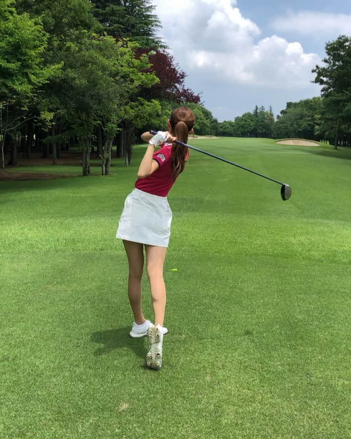 のインスタグラム：「今週はコンペが2つ⛳️💓天気が心配だけど、まぁ大丈夫でしょう！(根拠のない自信) スイング迷走中のドライバーが不調だから夜練習してこようかな⛳️🥺もっとコンパクトなスイングしたいんだー💓 動画、左にいってるけどナイスフェードでちゃんとフェアウェイでしたよん♪ . お知らせが遅くなってしまったんだけど、 @tokyocalendar さんにゴルフ女子としてインタビュー記事を掲載していただきました❤️ぜひご覧ください✨ . . . ウェアはタグ付けました✨ ---------------------------------------------------- #⛳️ #オノフ #onoff  #高尔夫球 #골프 #ゴルフ #golf #instagolf #ゴルフ女子 #golfer #golfgirl #golflife  #ladiesgolf #golfstagram  #lovegolf #골프  #スイング動画  #ゴルフスイング動画 #golfswing #ちなスイング動画 ----------------------------------------------------」