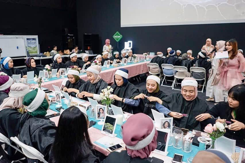 のインスタグラム：「Hai beauty!! Ini dia keseruan acara Beauty Class by @wardahbeauty di kantor @gojekindonesia . Acara nya seruuu banget!! dipandu oleh Beauty Influencer @miraagile , seluruh peserta Beauty Class mendapatkan tips dari ka @miraagile tentang bagaimana caranya mengaplikasikan make up dengan mudah namun tetap terlihat cantik menggunakan rangkaian product dari @instaperfectbywardah . Thank you untuk 50 peserta Beauty Class !! kira-kira kantor mana lagi ya yang akan team @beautynesia.id dan @wardahbeauty kunjungiii?? Nantikan keseruan nya di instagram @beautynesia.id ya!! See you in another Beauty Class by @wardahbeauty #wardahbeautyhour #wardahxgojek #wardahxbeautynesia」