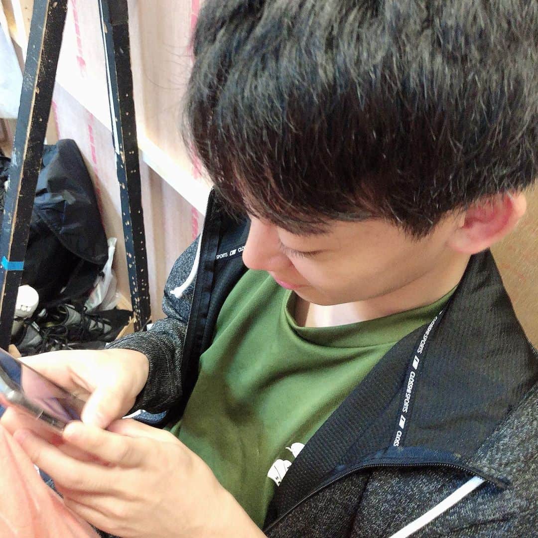 市川 翔乃亮のインスタグラム：「オグリのお稽古 11日目  瀧昇さんと僕の写真を投稿している卯瀧くん😁  #スーパー歌舞伎II #オグリ #市川卯瀧」