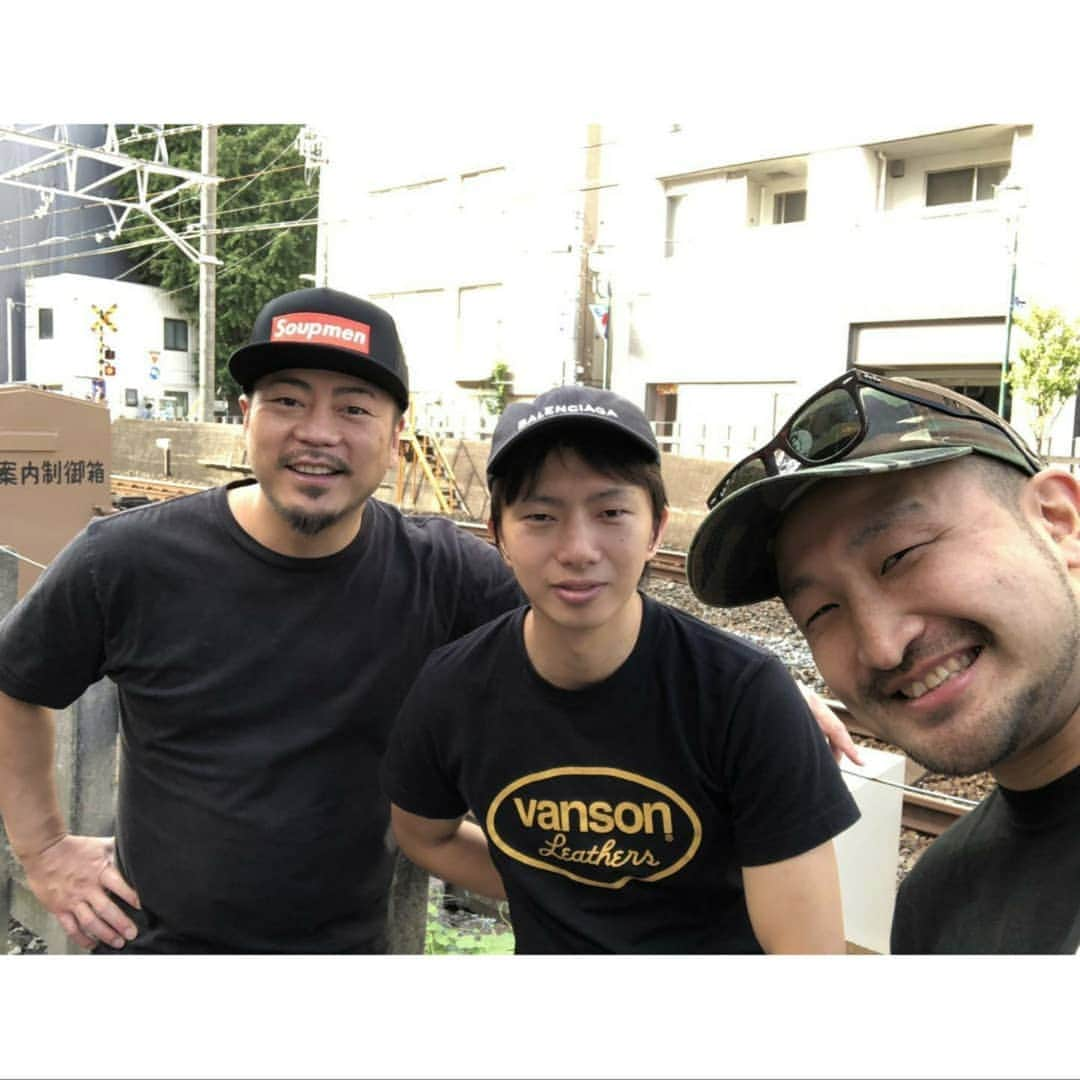 田口良一のインスタグラム：「小松崎さんのラーメン屋『Soupmen』 洋輝と行ってきました！  小松崎さんの気まぐれによってラーメンの種類が幾度となく変わる稀有なラーメン屋です笑  牡蠣塩らぁ麺💡 スープを飲んであまりの旨さに洋輝と顔を見合わせる絶句級の旨さでした！ 麺も旨かったし最高!(しらす丼も) 幸せの時間をありがとうといった感じでした🙇  いつも長蛇の列みたいで一昨日かなんかに 220杯売ったみたいですしほんと凄い！💦 ラーメン好きの皆さん是非行ってみて下さい(^^)v ラーメン普通の人も小松崎さんのキャラクター面白いので行ってみて下さい！  小松崎さんご馳走様でした！  #Soupmen #スープメン #ときわ台 #牡蠣塩らぁ麺 #ラーメン #らぁ麺 #しらす丼 #美味 #旨すぎ #最高 #見合わせ #チラ見 #200杯 #凄い #小松崎敏 #金髪の方 #ガチンコファイトクラブ #2期生」