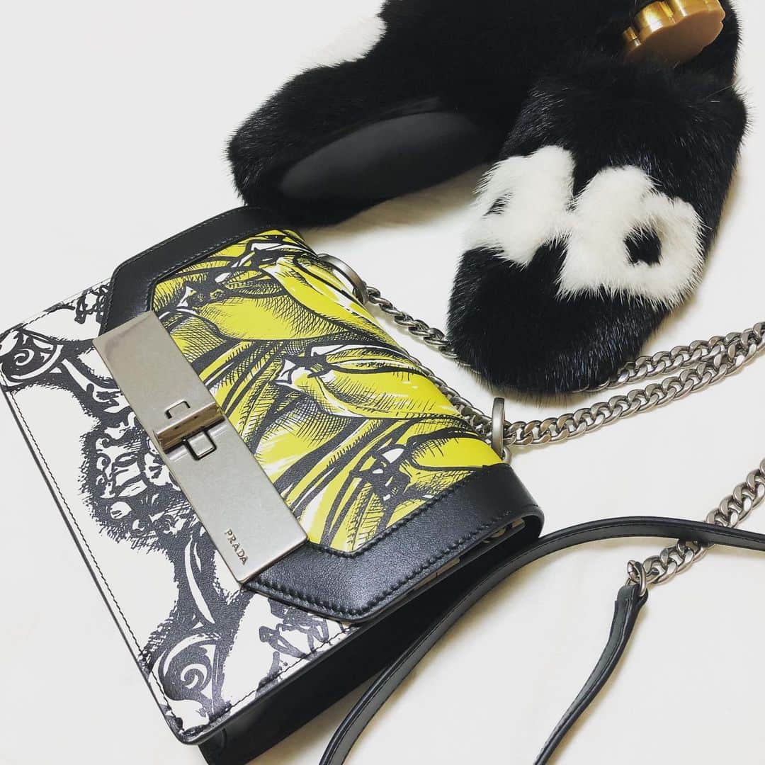 chikako0824のインスタグラム：「久しぶりにアウトレットへ。 ミンクのサンダルは9割引きぐらいの安さ。  #prada  #salvatoreferragamo  #プラダ  #サルヴァトーレフェラガモ」