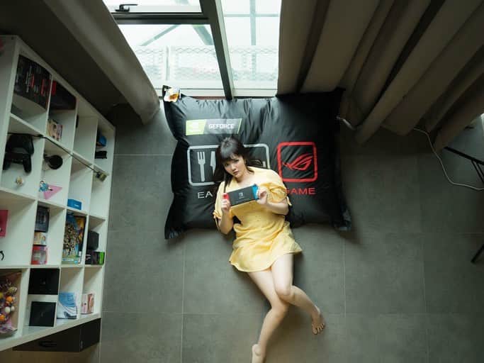 YingTzeさんのインスタグラム写真 - (YingTzeInstagram)「Chilling & Gaming on my ROG x NVIDIA Bean Bag ! 🎮⚡️ ( also now friends come over to visit my studio no need sit on the floor anymore 😂) _ If you want to win one head over to http://my.rog.gg/back2school right now ❤️ @asusrog.my 📸 @17.ambition  #ROG #NVIDIA #GeForce #Back2School #ROGMYKOL #YTZGaming」9月16日 12時11分 - yingtze
