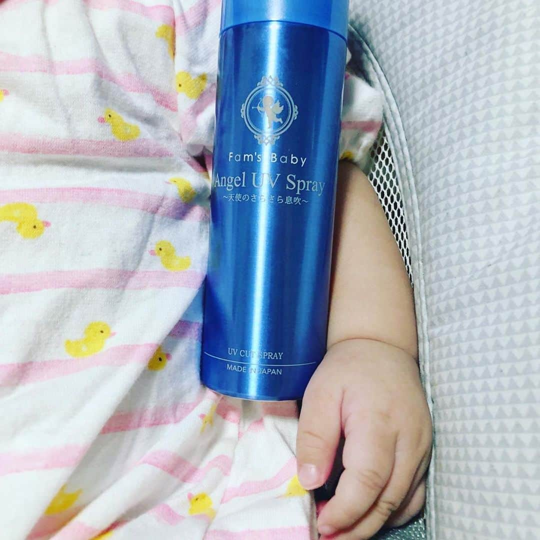 Fam's Baby ファムズベビーさんのインスタグラム写真 - (Fam's Baby ファムズベビーInstagram)「ご紹介ありがとうございます😊 ・ 生後3ヶ月からでも使えてバリア機能を高めべびさんのお肌をしっかり保護します✨ 未来のお肌の為にいまできる肌ケアしましょう✨ お肌が弱いママも使って見てくださいね✨ ・ ・ #ファムズUV#ベビースキンケア#令和ベイビー#べびすたぐらむ#べびちゅ#べびぃケア#ママと一緒#アトピー#アトピーっ子#アトピーっ子ママ#アレルギーっ子#アレルギーっ子ママ#湿疹#湿疹早く治りますように#湿疹ひどい#乾燥肌ケア#ベビー日焼け止め ・ ・ #Repost @kaho_smd ・・・ 赤ちゃんでも使える敏感肌用の日焼け止め☀️ 私と娘はいつもファムズベビーの日焼け止めを使ってるよ❤︎ 乾燥しにくいしアトピーアレルギー持ちの人でも使えるらしい！！ #ファムズベビー#famsbaby#ファムズUV #エンジェルUVスプレー#敏感肌日焼け止め」9月16日 12時13分 - famsbaby