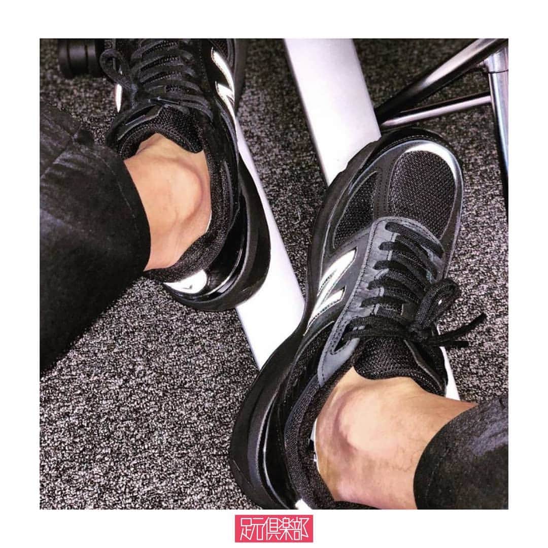 のインスタグラム：「Engineered Garmentsらしいユニークな素材使いとスウォッチを、New Balanceの最新フラッグシップモデル[M990v5]に踏襲。パイソンやクロコ、スエードなどエキゾチックレザーを含む計5種類の素材で構築させたアッパーは光の当たり方や角度によって表情が変化する逸足。 . (@kt2281 )さんの足元倶楽部 . ブランド : New Balance × Engineered Garments モデル名 : M990v5 . ▼今すぐフォローして最新情報をチェックしよう！ 【NEW BALANCE 公式アカウント】 ⇒#@new_balance_japan . 【Engineered Garments 公式アカウント】 ⇒#@nepenthes.official . #newbalance #engineeredgarments#990v5 #ニューバランス #エンジニアードガーメンツ#足元倶楽部 #足元くら部 #スニーカー #靴 #スナップ #운동화#newkicks #sneakerheads#sneakerfreak #sneakercon#sneakerfreaker #ストリート #今日のファッション #ファッションコーデ #セレクトショップ #今日の服 #シンプルコーデ #ストリートファッション #デニム#オシャレ #mensclothing #coordinate」