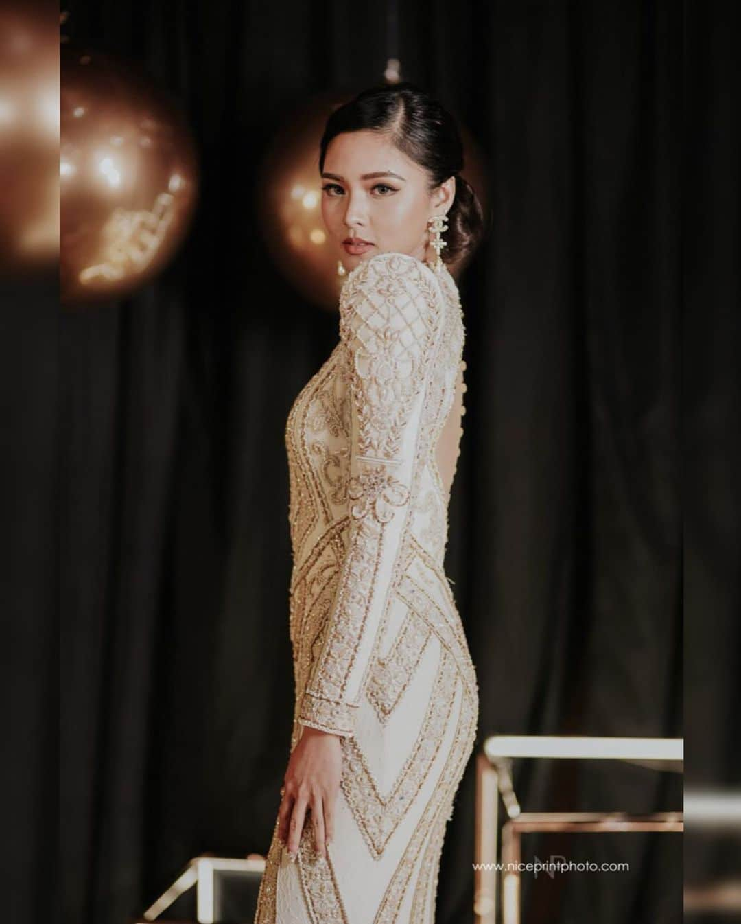 Kim Chiuさんのインスタグラム写真 - (Kim ChiuInstagram)「what a night it has been✨✨✨. twas my 13th ball this year and Im always in awe of all the preparations everyone does on that night. ✨ I just wanna say thank you to my team who worked so hard for my look thank you @benjleguiab_iv for making this gown for almost 2 months, hand crafted, beautifully beaded piece by piece saw how you worked hard for this, thank you❤️ to my angel mamas as always @jakegalvez @iammjrone @adrianneconcept thank you 😘 thank you also for my before the ball prep @belobeauty @newlounge.ph @mimsqiu @minmeluxurynails ❤️ and thank you @gp10 for my photos😘 and cto @niceprintphoto for the blackbg photos😁 another memorable night to be remembered! one for the books!!!👍🏻 #abscbnball2019」9月16日 12時18分 - chinitaprincess