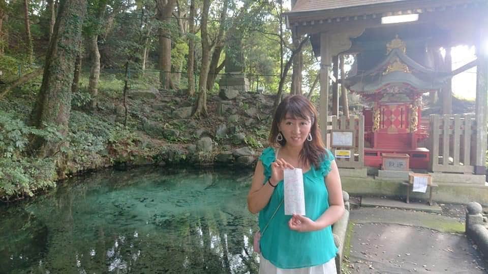 女子アナ47のインスタグラム：「. こんにちは、47発信プロジェクトです！本日は石森礼子アナウンサーが『神秘的なパワースポットで珍しい「水みくじ」』をお届けします！ . 茨城県出身、いばらき観光マイスターS級の石森礼子です。  現在私が番組を担当しているケーブルテレビの本社がある、茨城県日立市にある、神秘的なパワースポット「泉神社」をご紹介します。  境内は豊かな森で囲まれており、美しいエメラルドグリーンの清水が湧いています。  JR常磐線・大甕（おおみか）駅から徒歩でも約15分くらい、住宅街のなかに突然現れるうっそうとした森。  ここは、さまざまな縁を結んでくれる強力なパワースポット なんです・・・・・・ . 続きはトップページのリンクから『47発信プロジェクト』へ！ . #47発信プロジェクト #アナウンサー #フリーアナウンサー #女子アナ #女子アナ47 #地方創生 #地方創生アナウンサー #マッチングサイト #マッチングサービス #47発信プロジェクト #石森礼子 #茨城 #日立市 #泉神社 #水みくじ」