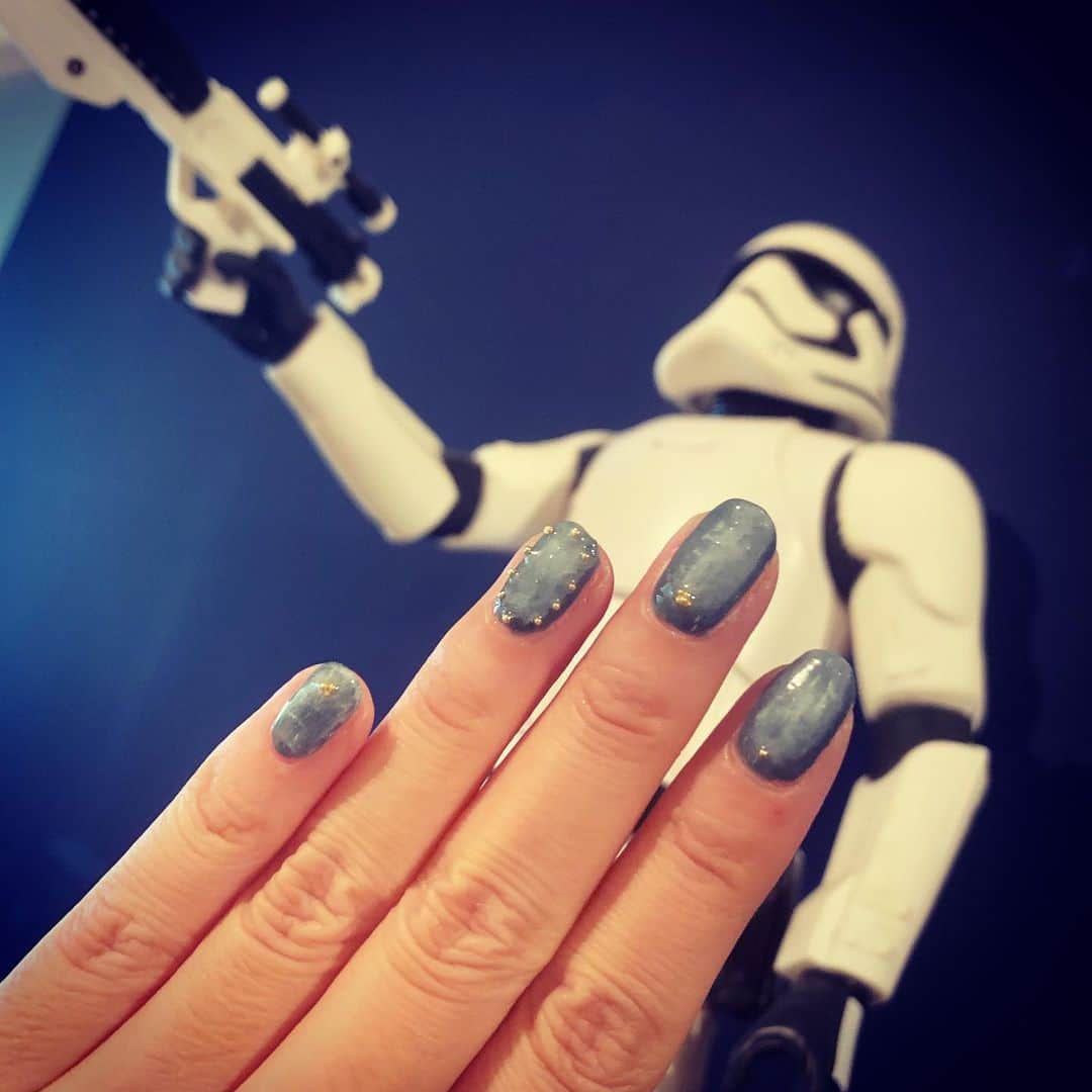 川嵜美佳のインスタグラム：「#new #selfjelnail  #denim #design  For some reason... the #stormtrooper was there 🤣  #starwars #nail #jellynail #selfnail #love #denimnail」