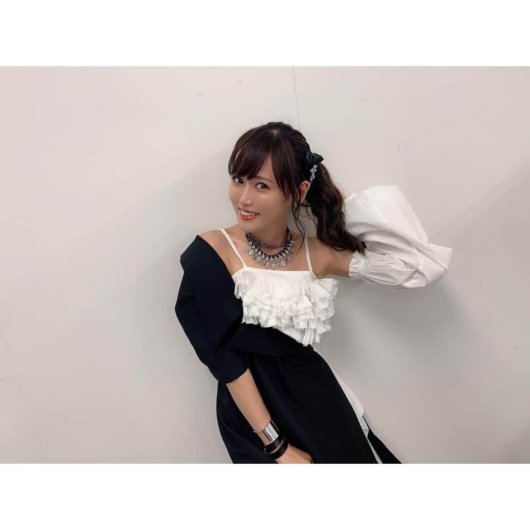 唐沢美帆さんのインスタグラム写真 - (唐沢美帆Instagram)「Animelo Summer Live 2019 -STORY- DAY2 . 〈歌唱楽曲〉 「Paradise Lost」 私にはめずらしく黒いお衣装を用意していただきました！元気な楽曲も多いのであまり沈んだ色は着ないんだけど、今回はコラボで、なおかつパラロスだったので🌹 . #anisama #アニサマ #アニサマ2019 #唐沢美帆 #TRUEさん #anime #anisong #茅原実里 #minorin #衣装 #ステージ衣装 #styling」9月16日 12時38分 - miho_karasawa