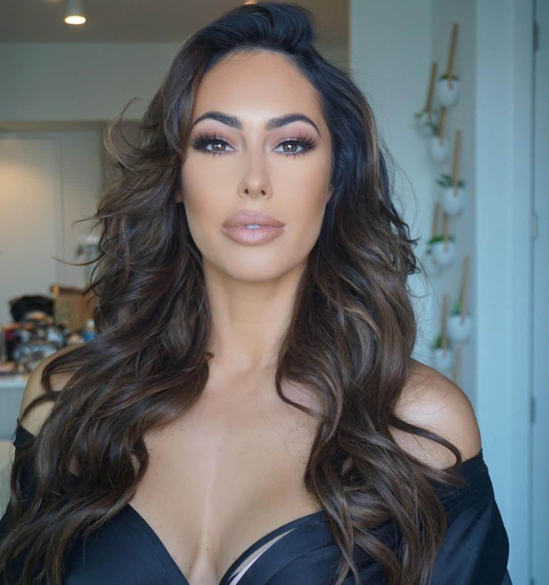 ホープ・ビールのインスタグラム：「Today’s look brought to you by @mua_vanessa_marie . Can’t wait to show you guys the looks from today’s shoot with @simonlopez . #makeup #dallas #beauty #photoshoot」
