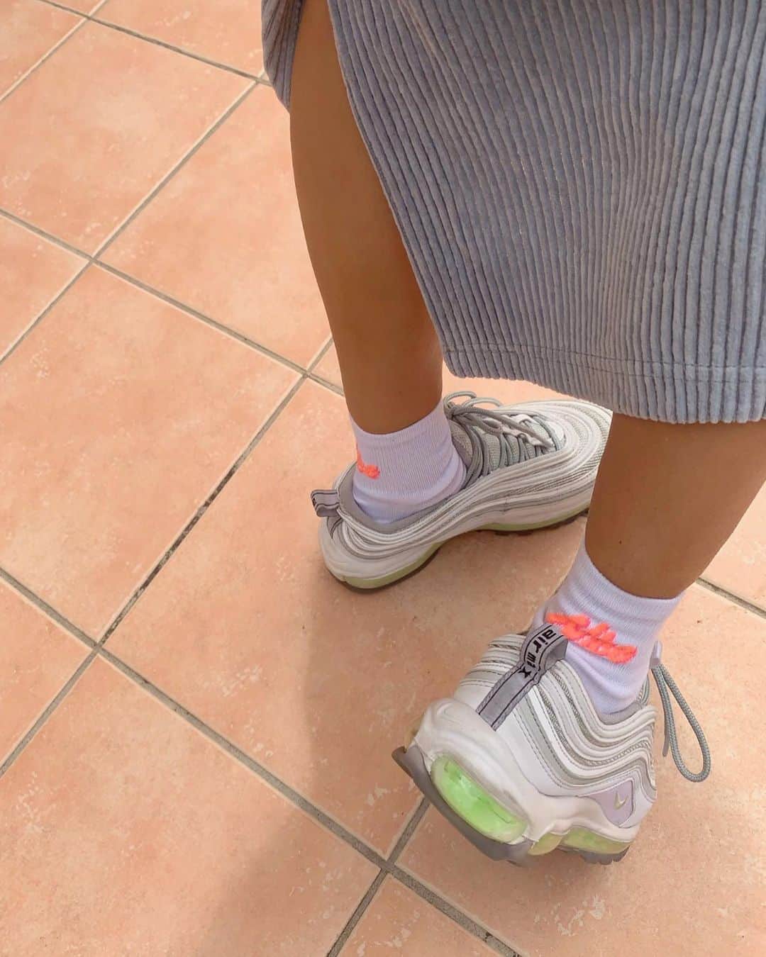 Naomiのインスタグラム：「サンダルの季節も終わりかな😗👡→👟💕 #nike#nikeid#airmax98#✔︎#sneakers」