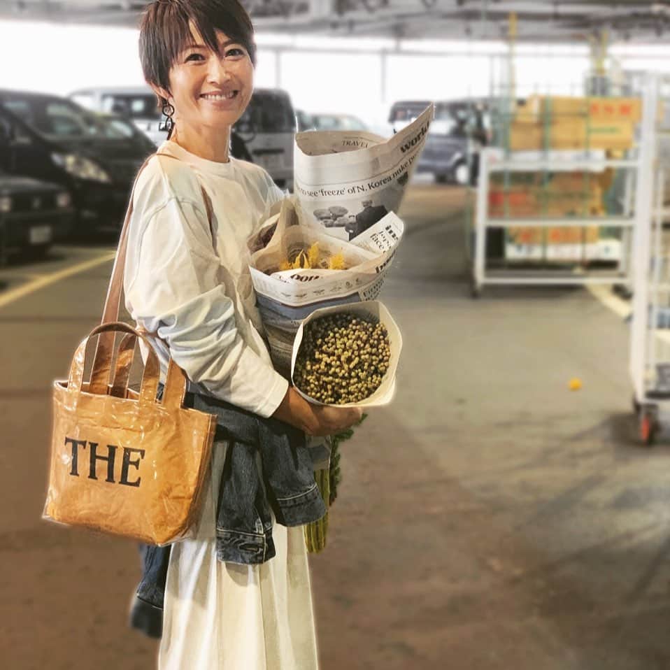 のインスタグラム：「今朝は、市場の仕入れからスタート。 一気に肌寒くかんじて今日は長袖。 @third_magazine  メイクさんが持ってて可愛くて真似っこした、バッグ！ @the_weekend_hotel」