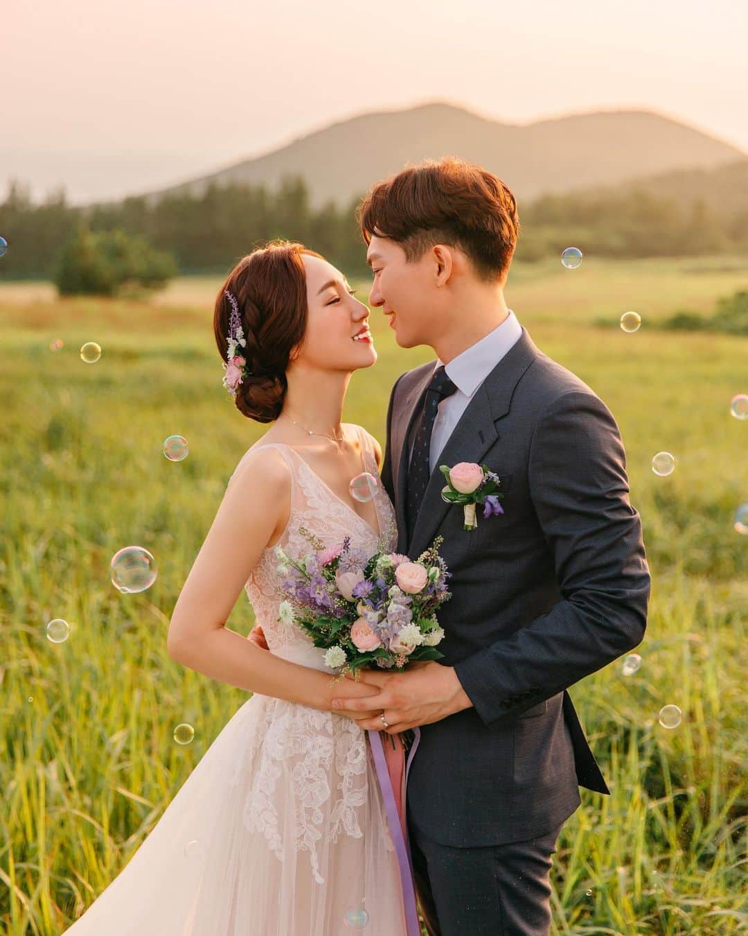 에테르 etherのインスタグラム：「• 그녀의 노고가 보이는 아름다운 비누방울🌬 ⠀ #에테르의바다 with #설레다메이크업 @seolleda #빛물꽃부케 @happylucy_ ⠀ ⠀」