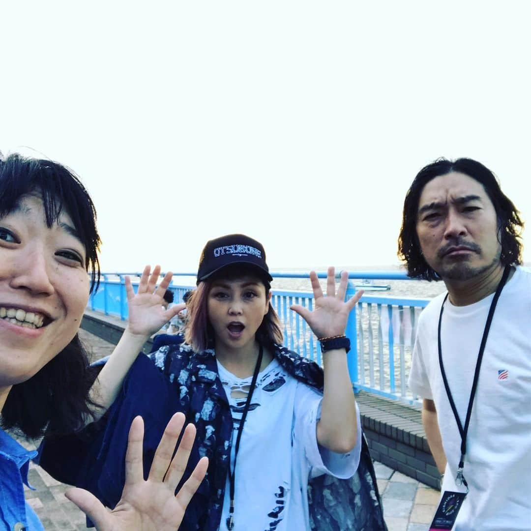 大宮エリーさんのインスタグラム写真 - (大宮エリーInstagram)「‪氣志團万博にて‬ ‪まさかの、ムッシュに会えたあ！  おーいえい。 ‪久々のともだちに会えて嬉しかったのと翔やんの開会宣言と千葉を想う気持ちに胸が熱くなった。 ‬ ‪PUFFYもヘイスミスもスカパラも、ウルフルズ、もちろん氣志團、かっこよかった〜〜‬ ‪翔やん、氣志團、ありがとう😊‬ ‪いい夏休みでした。北原さん可愛い。‬ ‪#氣志團万博‬2019」9月16日 13時04分 - ellie_omiya