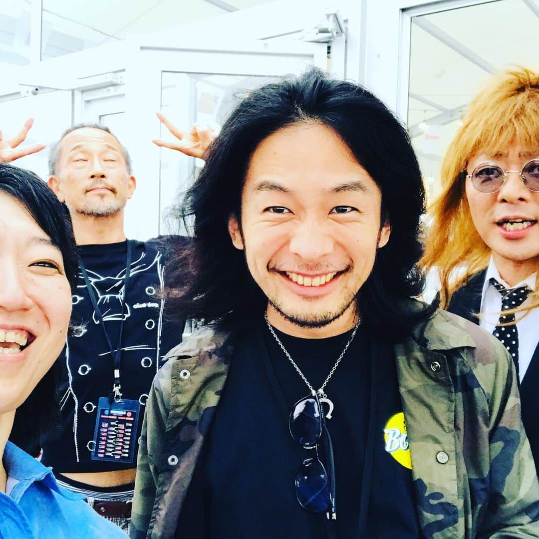 大宮エリーさんのインスタグラム写真 - (大宮エリーInstagram)「‪氣志團万博にて‬ ‪まさかの、ムッシュに会えたあ！  おーいえい。 ‪久々のともだちに会えて嬉しかったのと翔やんの開会宣言と千葉を想う気持ちに胸が熱くなった。 ‬ ‪PUFFYもヘイスミスもスカパラも、ウルフルズ、もちろん氣志團、かっこよかった〜〜‬ ‪翔やん、氣志團、ありがとう😊‬ ‪いい夏休みでした。北原さん可愛い。‬ ‪#氣志團万博‬2019」9月16日 13時04分 - ellie_omiya