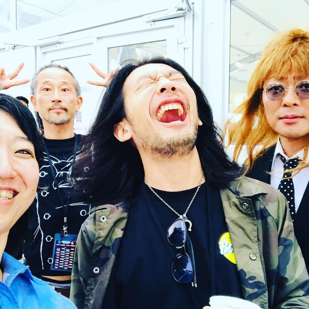 大宮エリーさんのインスタグラム写真 - (大宮エリーInstagram)「‪氣志團万博にて‬ ‪まさかの、ムッシュに会えたあ！  おーいえい。 ‪久々のともだちに会えて嬉しかったのと翔やんの開会宣言と千葉を想う気持ちに胸が熱くなった。 ‬ ‪PUFFYもヘイスミスもスカパラも、ウルフルズ、もちろん氣志團、かっこよかった〜〜‬ ‪翔やん、氣志團、ありがとう😊‬ ‪いい夏休みでした。北原さん可愛い。‬ ‪#氣志團万博‬2019」9月16日 13時04分 - ellie_omiya