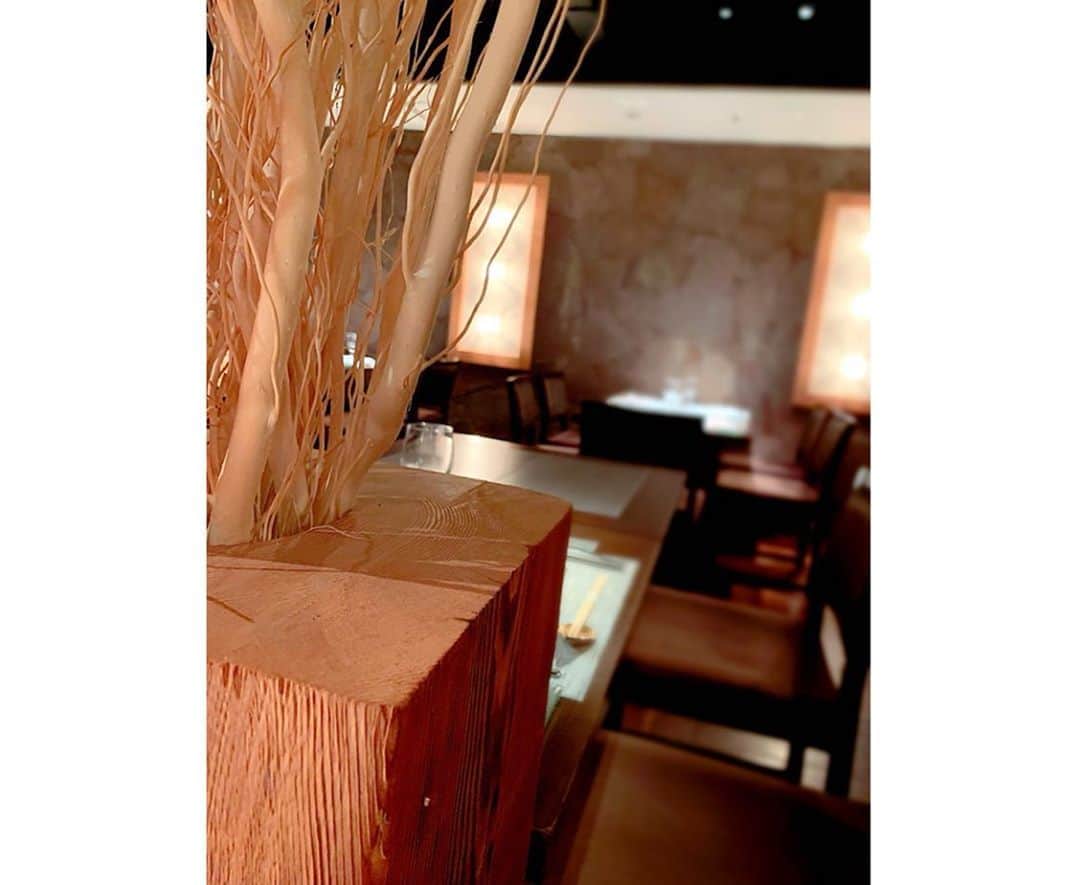 百合華さんのインスタグラム写真 - (百合華Instagram)「京都の鴨川沿いにある国指定有形文化財『FUNATSURU KYOTO KAMOGAWA RESORT(鮒鶴京都鴨川リゾート)』にて、京都・滋賀の地元食材の魅力を最大限に引き出した五感で愉しむ京フレンチのディナーコースをいただきました🍽💕﻿ ﻿ センスが光る華やかで繊細なお料理はまるで食べる事が出来る芸術作品✨﻿ ﻿ デザートタイムになると降っていた雨も止んでいたので川床のテーブル席へ移り夜の鴨川を堪能する事も出来ました🎶﻿ ﻿ #京都 ﻿ #鴨川﻿ #鴨川沿い﻿ #鮒鶴京都鴨川リゾート﻿ #funatsurukyotokamogawaresort ﻿ #国指定有形文化財﻿ #歴史﻿ #お洒落﻿ #モダン﻿ #融合﻿ #建築物﻿ #ディナーコース﻿ #京フレンチ﻿ #芸術作品﻿ #川床﻿ #夜の鴨川」9月16日 12時56分 - yurika.lovelily