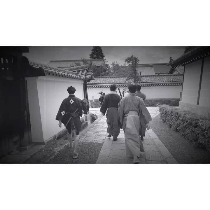 のインスタグラム：「Chilling SAMURAI ♫ ASAHI UCHIDA  朝陽音日記⇨ @asahi_music_diary  #時代劇 #samurai #撮影 #japan #music #movie #moviediary #musicdiary #日記 #🌾#🌕#🌰#🍠」