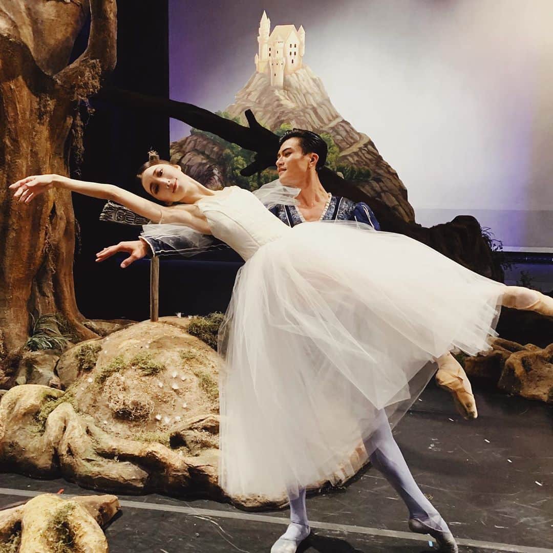 飯島望未のインスタグラム：「@houstonballet Giselle is complete. Loved every millisecond with these amazing people.  I truly appreciate each and every one of you who involved.  Thank you @chunner for always being the best partner. 🌹🌹🌹 今日でジゼルが終わりました。  応援メッセージや励ましのお言葉を下さった皆様ありがとうございました。 本当にチャレンジングで毎回毎回新鮮な気持ちで踊ることが出来るこのバレエが大好きです。 またすぐにでも踊りたいくらい。 来週からは次のプログラムが始まります。頑張ります！」