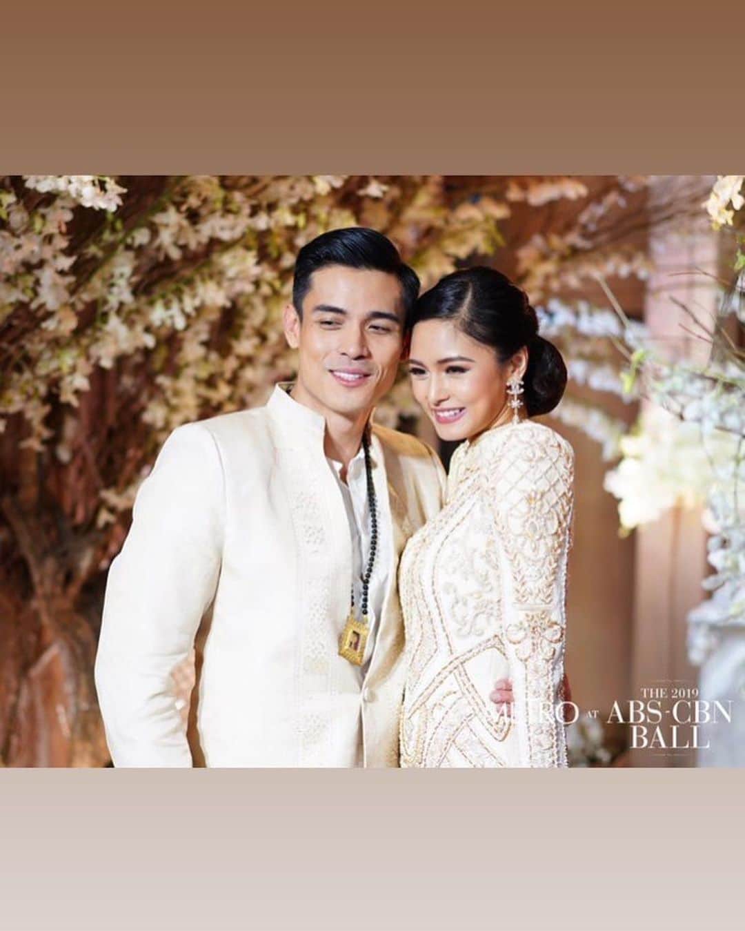 Kim Chiuさんのインスタグラム写真 - (Kim ChiuInstagram)「night is not complete without you. ❤️✨. no words just #thankyou 🥂  @xianlimm  second time we didn’t plan our outfits but its matchymatchy!😅 #abscbnball2019」9月16日 13時08分 - chinitaprincess